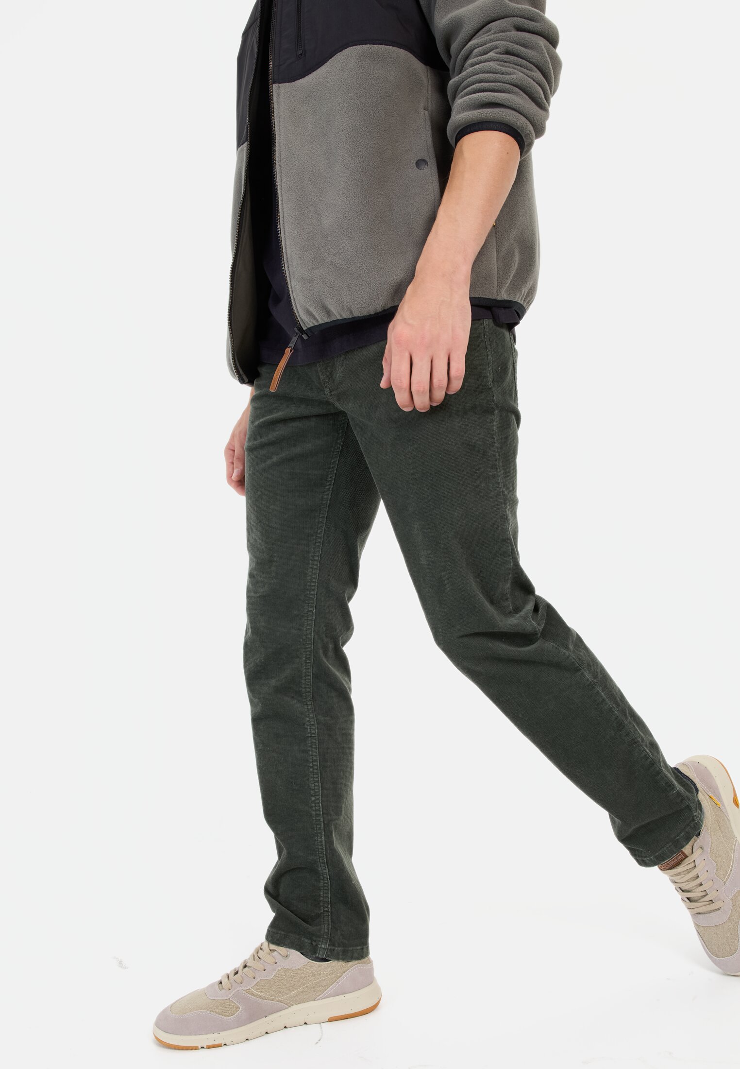 Herren Regular Fit 5-Pocket Cordhose Dunkelgrün getragen emotional