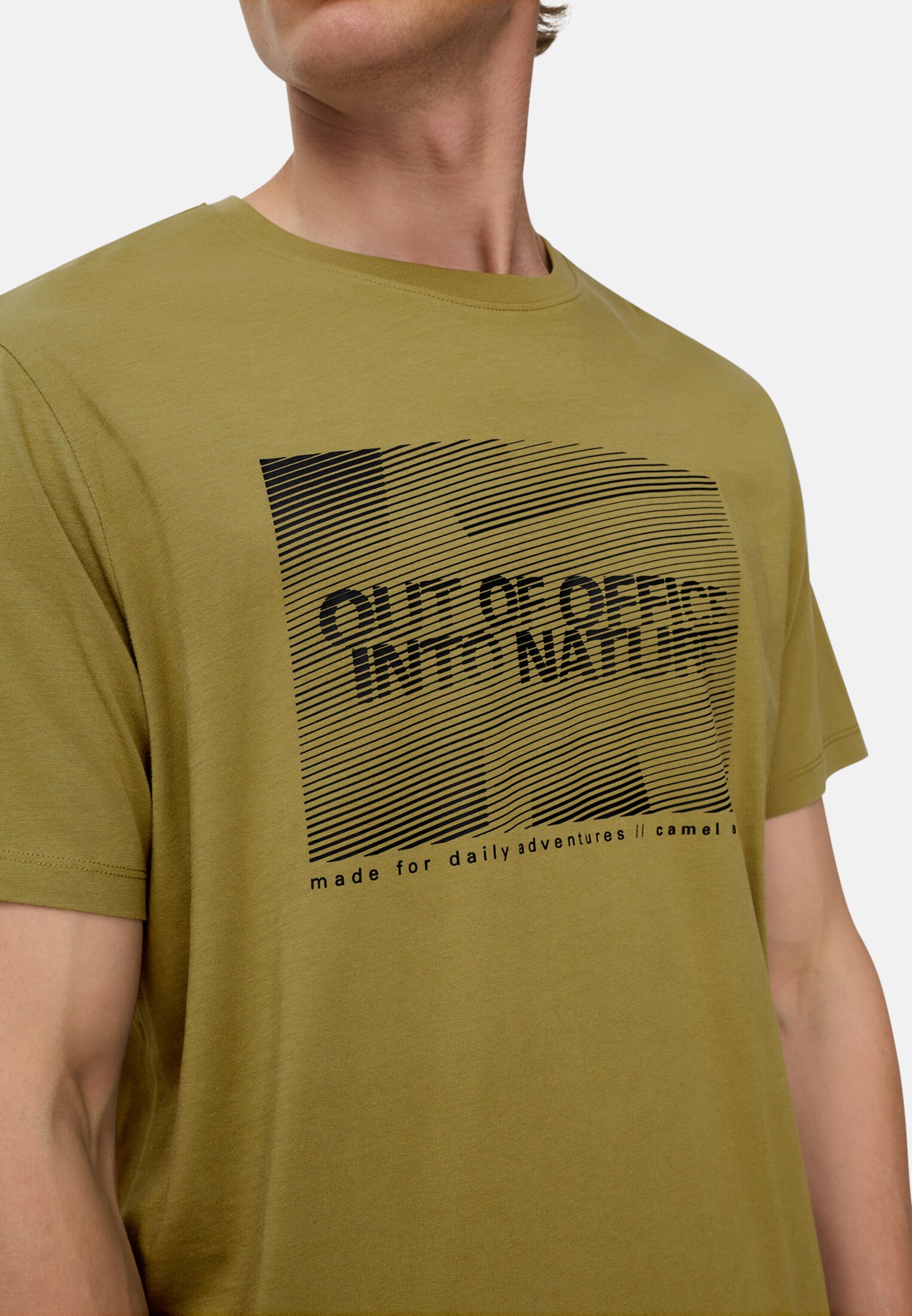 Herren T-Shirt mit Print aus nachhaltigem Organic Cotton Moosstein getragen detailliert nah