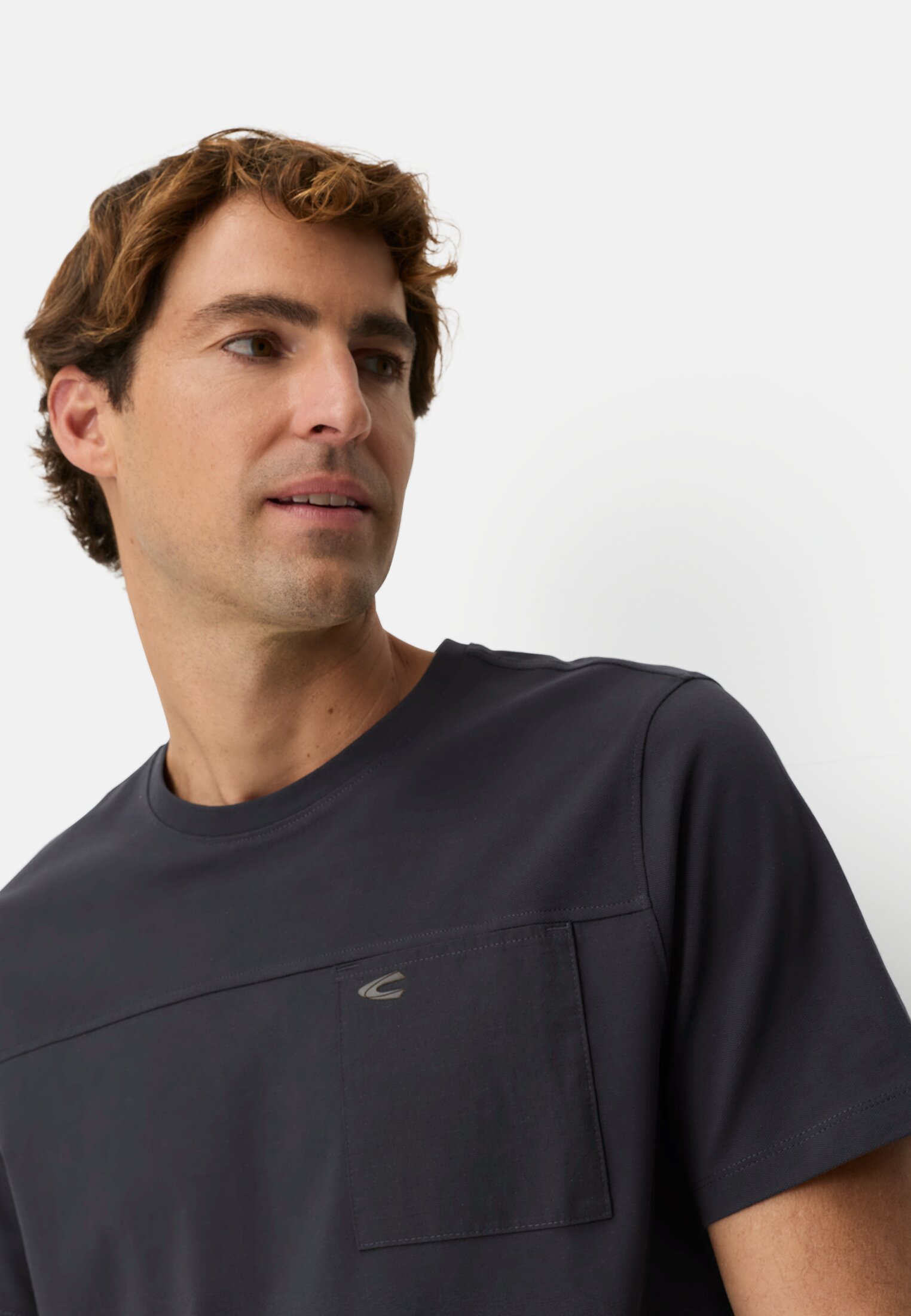 Heren T-shirt met borstzak Donkerblauw gedragen detail dichtbij  