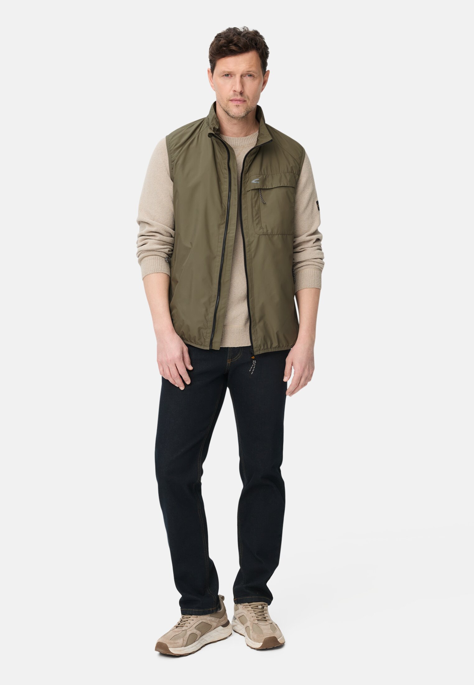 Herren Leichte Weste aus wasserabweisendem Material Olivgrün getragen vorne Ganzkörper