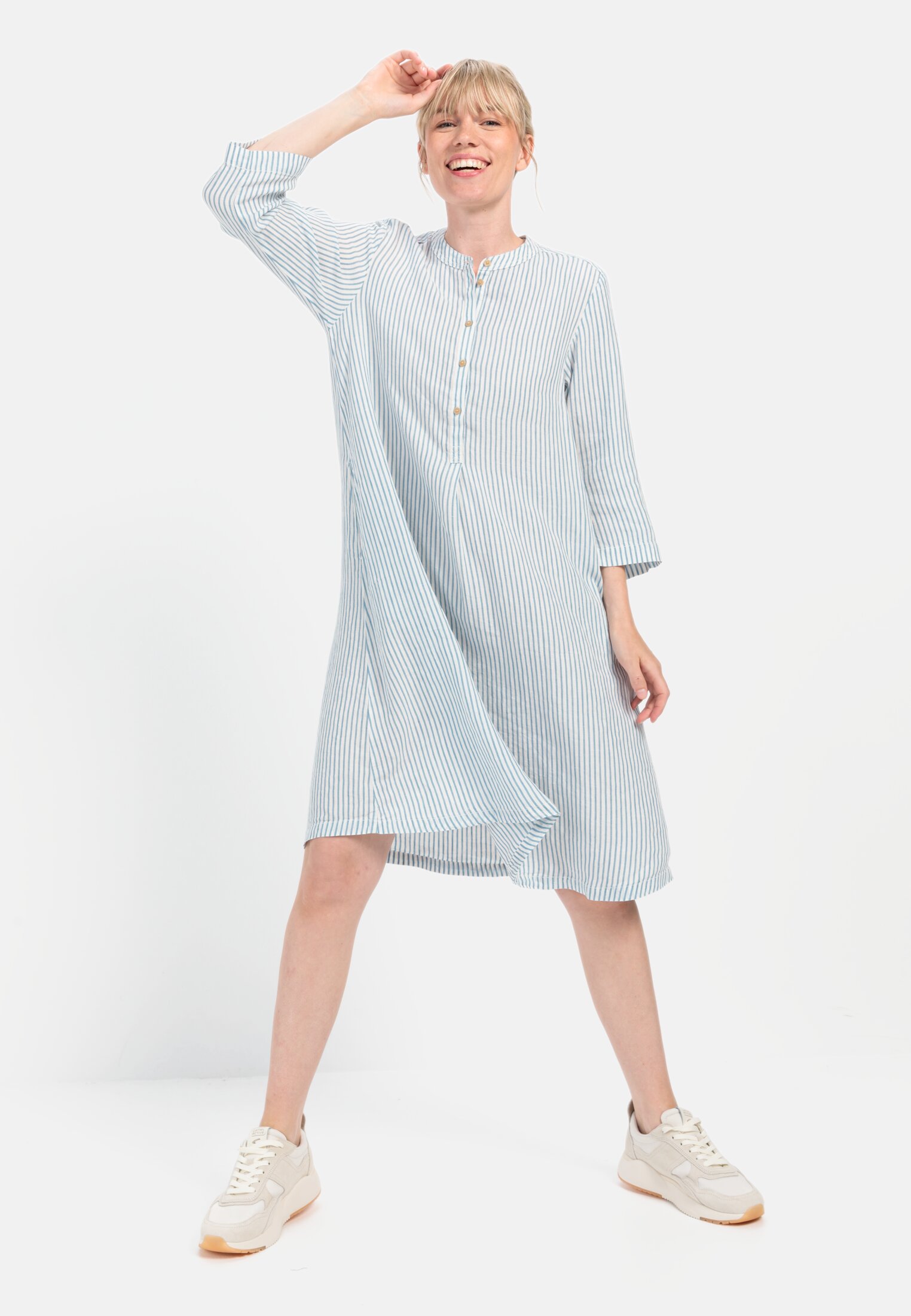Damen Schlupfkleid mit Stehkragen aus Leinenmix Blau-Weiß getragen emotional