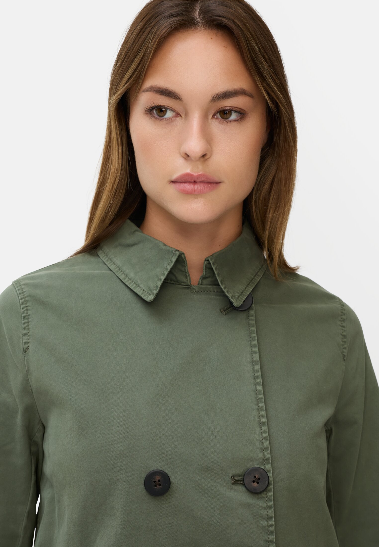 Damen Blazer mit Pattentaschen Dunkelgrün getragen detailliert nah
