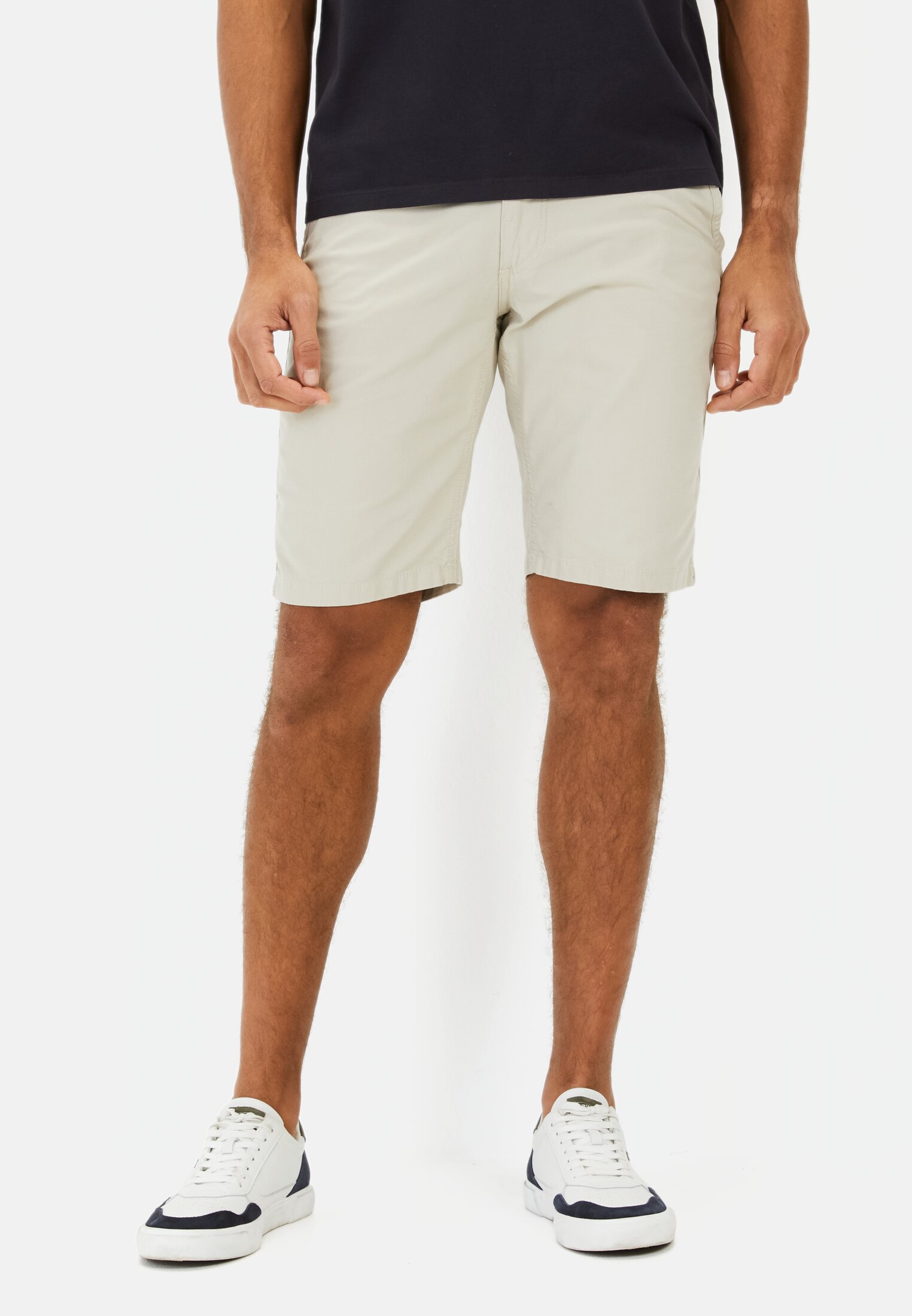Herren Chinoshorts aus Baumwolle mit Stretch Beige getragen vorn