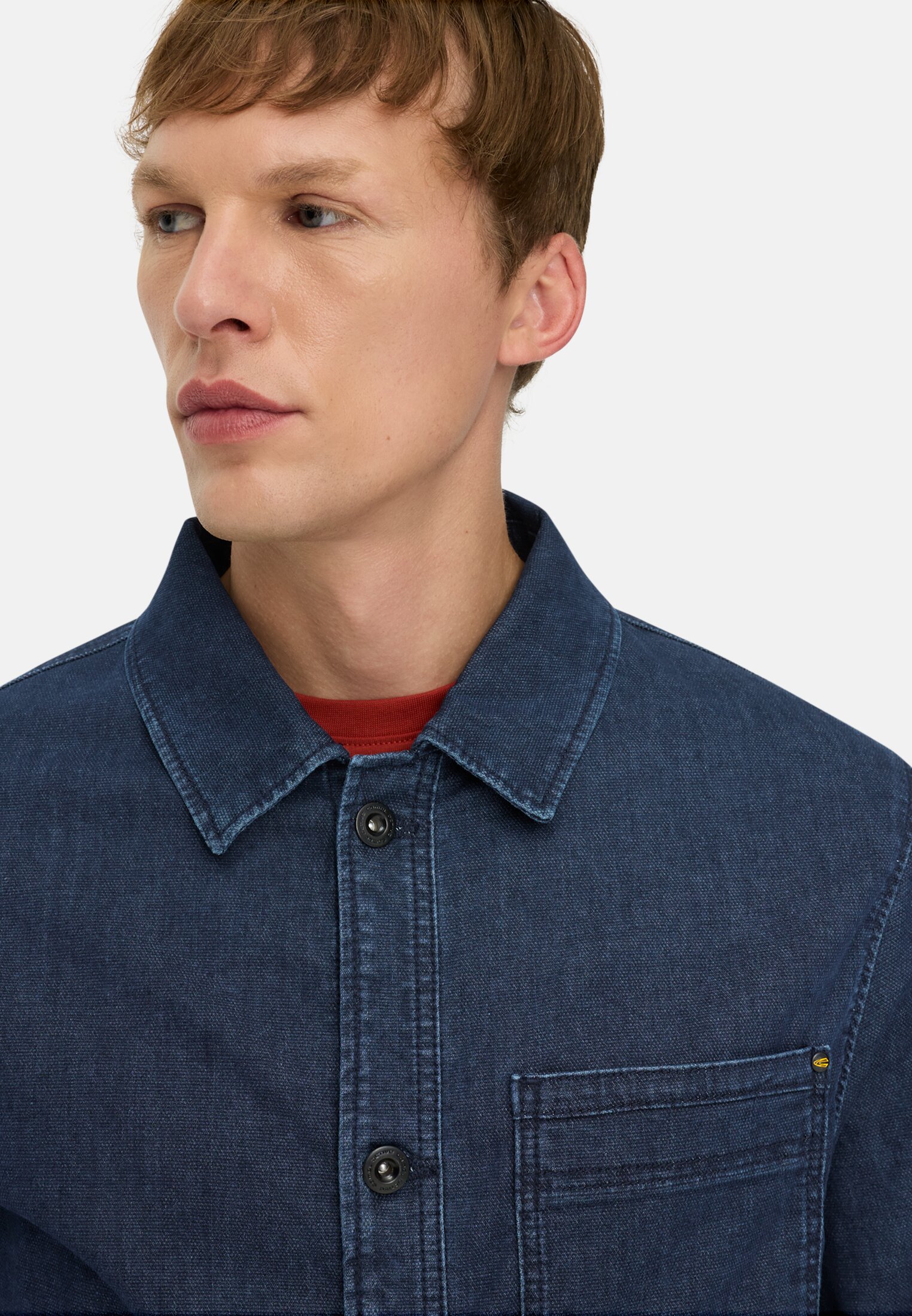 Herren Jeansovershirt mit Hemdkragen Indigoblau getragen detailliert nah