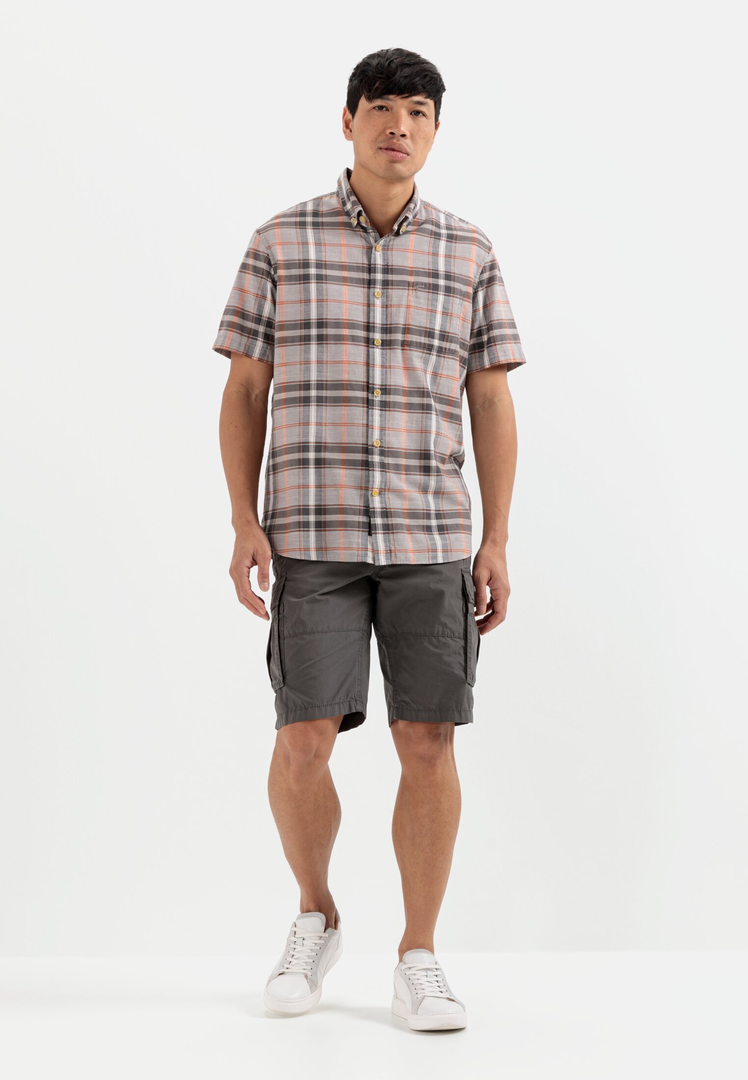 Herren Cargo Shorts Regular Fit Dunkelgrau getragen vorne Ganzkörper