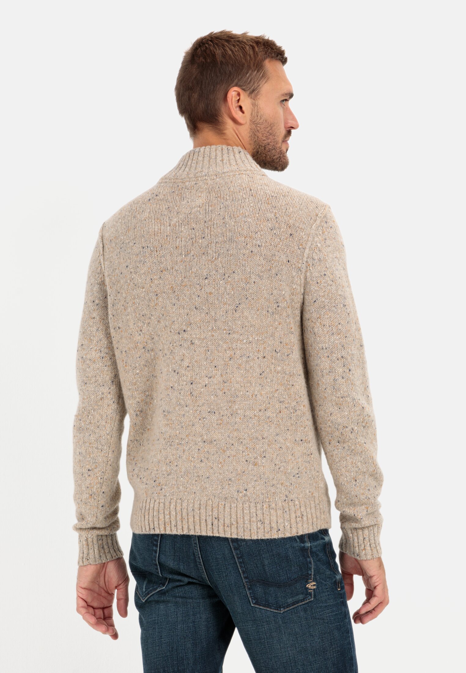 MI_409585-2K39-19_M2-00 Herren Stricktroyer mit Merinowolle Beige Braun getragen hinten