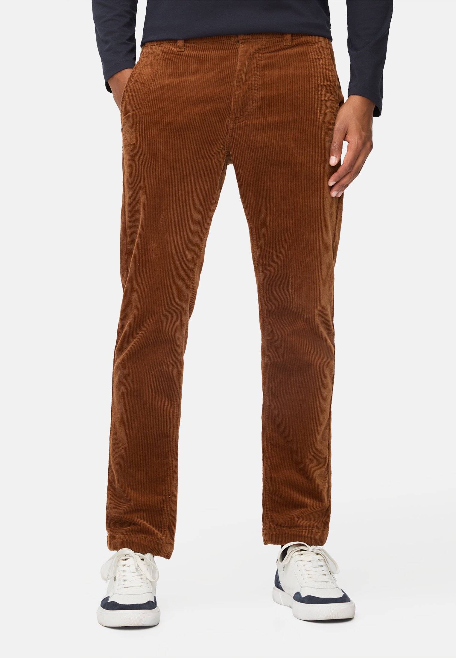 Herren Regular Fit Chino Hose aus Cord Zimt getragen vorn