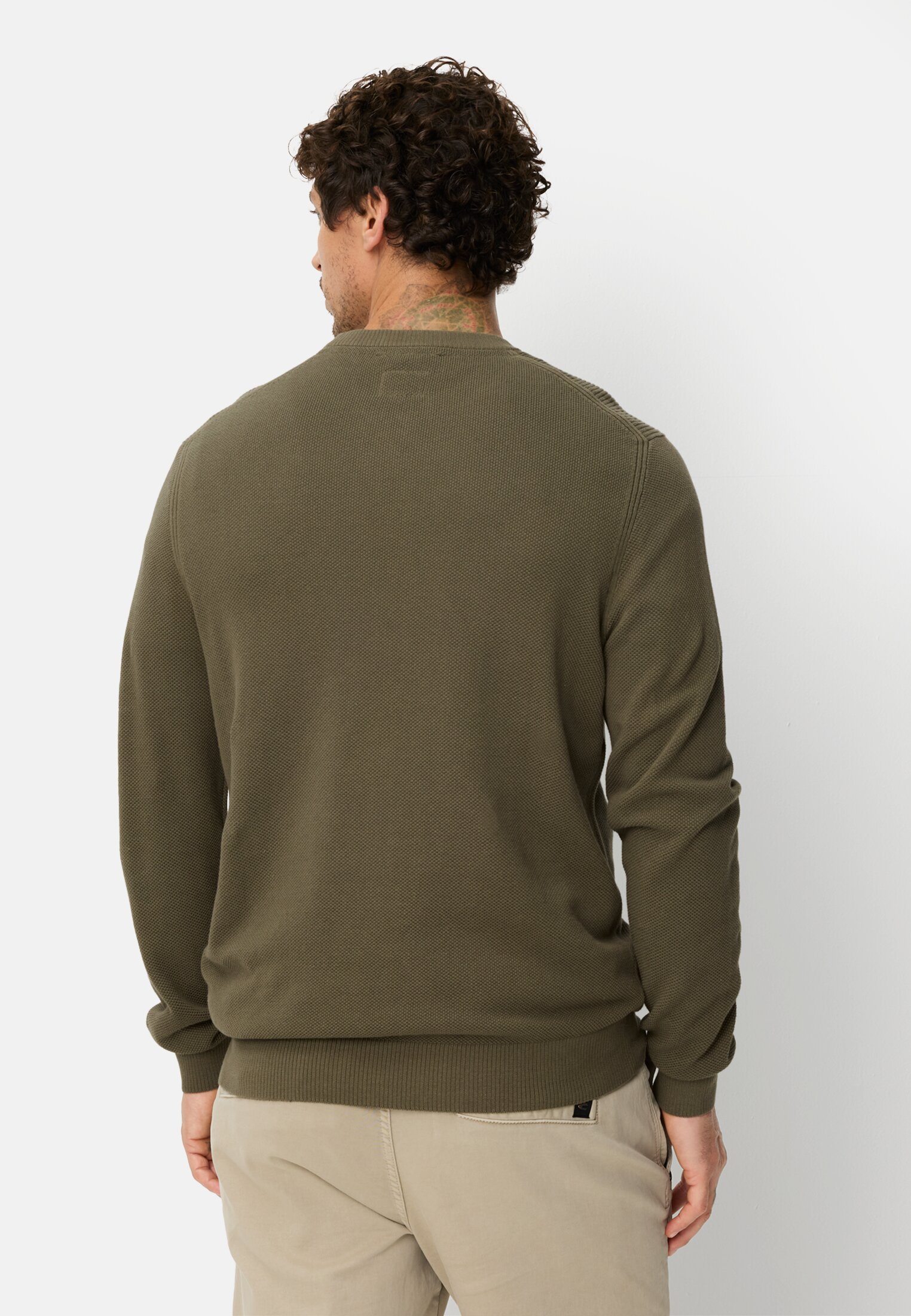 Heren Gebreide trui met ronde hals Olijfgroen gedragen achter
