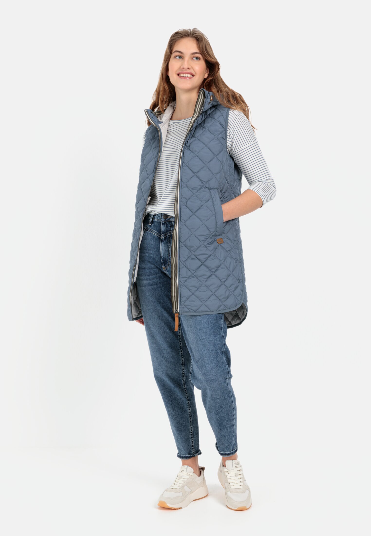 Damen Lange Steppweste aus recyceltem Polyester Hellblau getragen vorne Ganzkörper