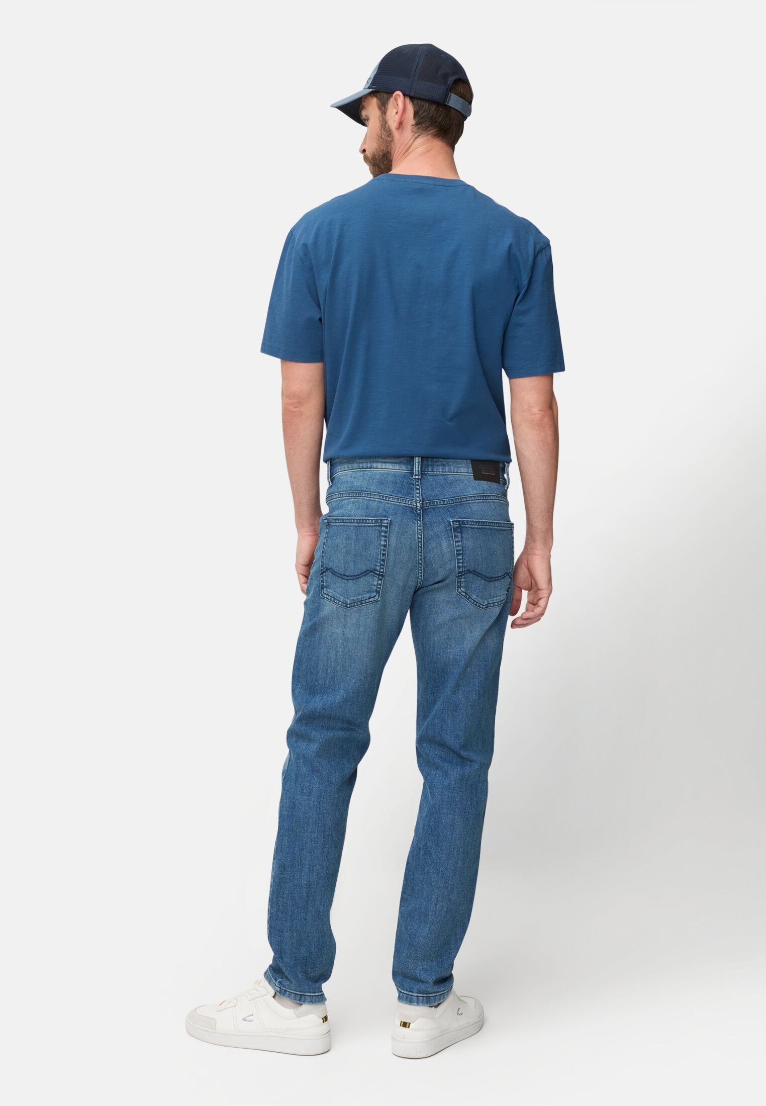 Herren Slim Fit 5-Pocket Jeans Dunkelblau getragen hinten