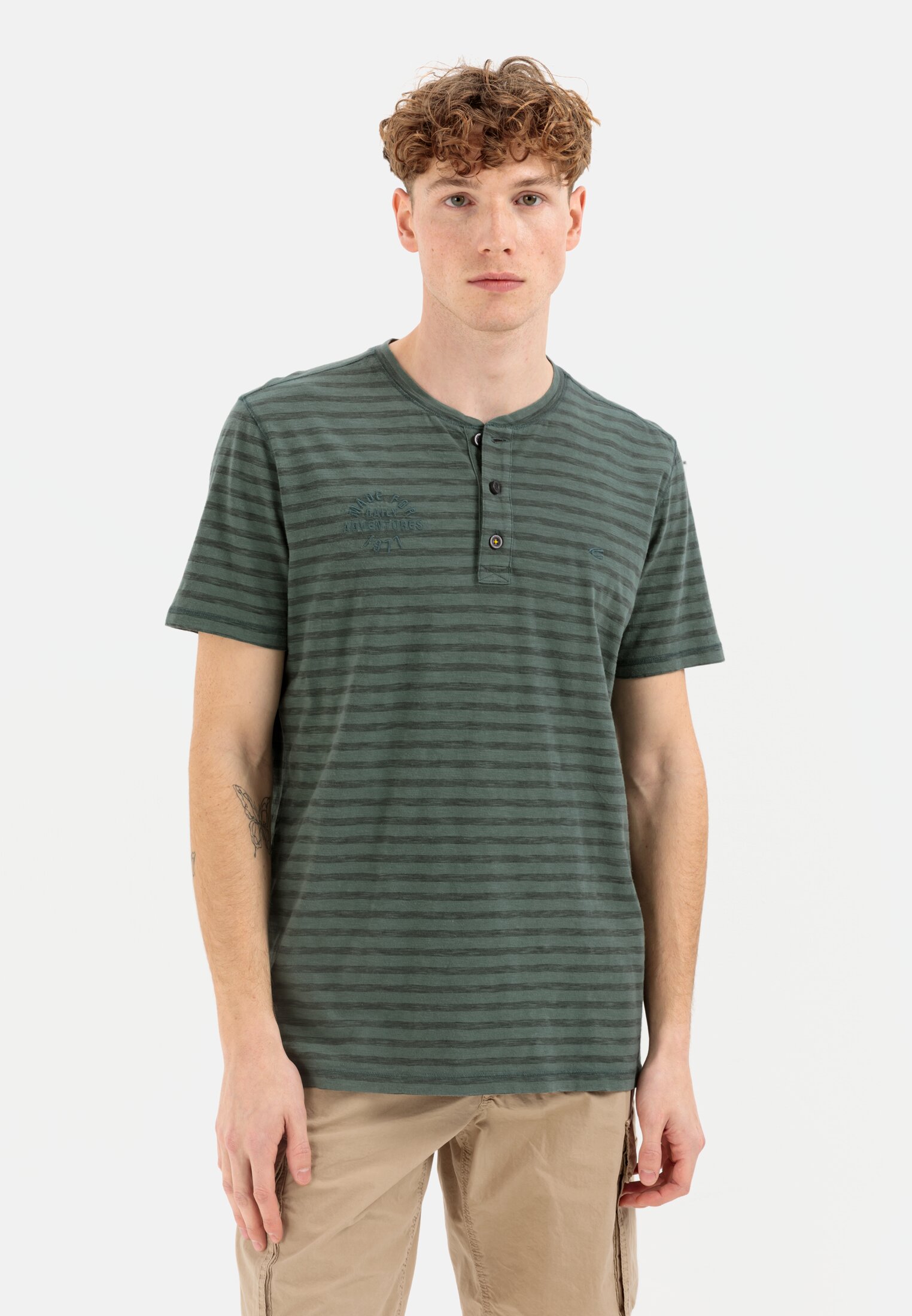 Men Henley shirt with striped pattern Green worn front