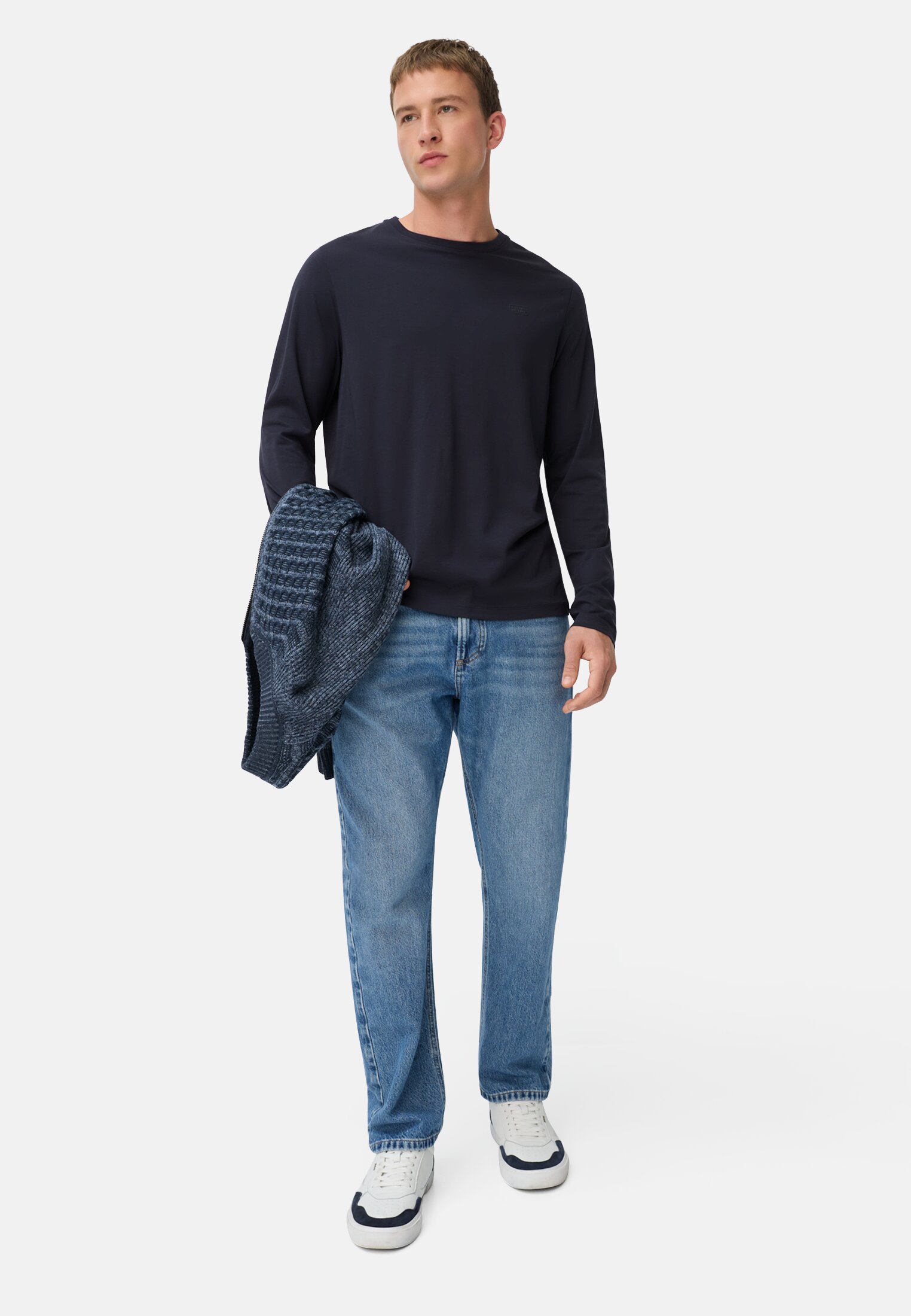 Herren fleXXXactive® Langarmshirt aus einem Baumwollmix Navyblau getragen vorne Ganzkörper