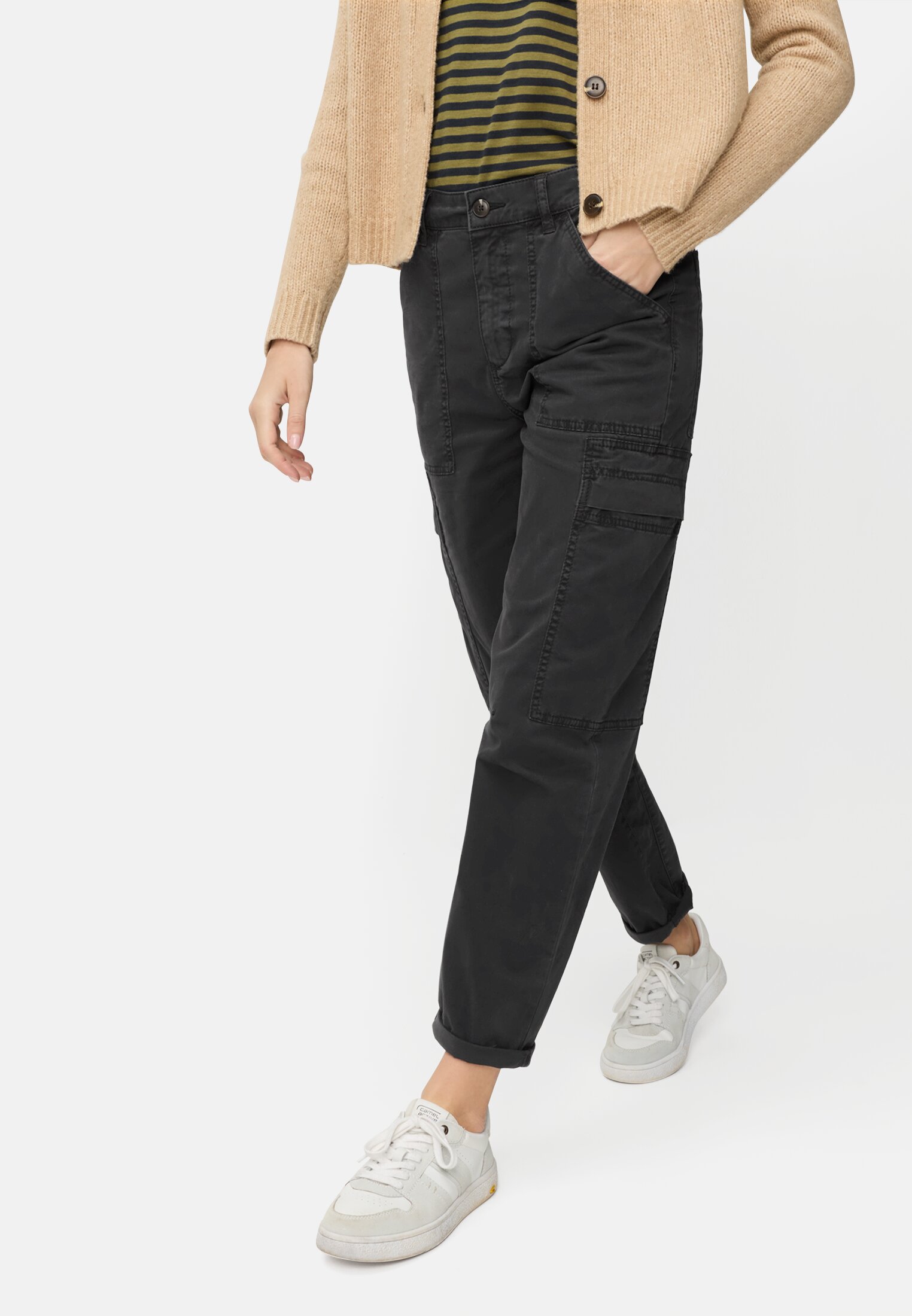 Damen Cargo Hose aus Baumwollmix Kaviar getragen emotional