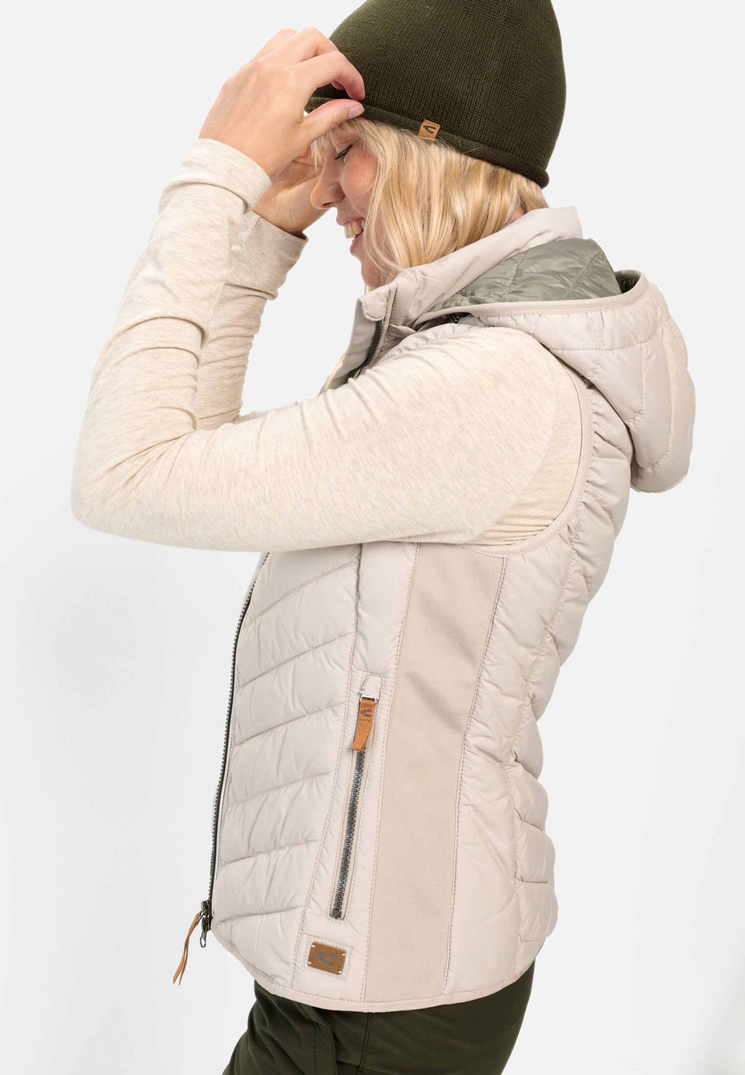 Damen Steppweste aus recyceltem Polyester Beige-Grau getragen emotional