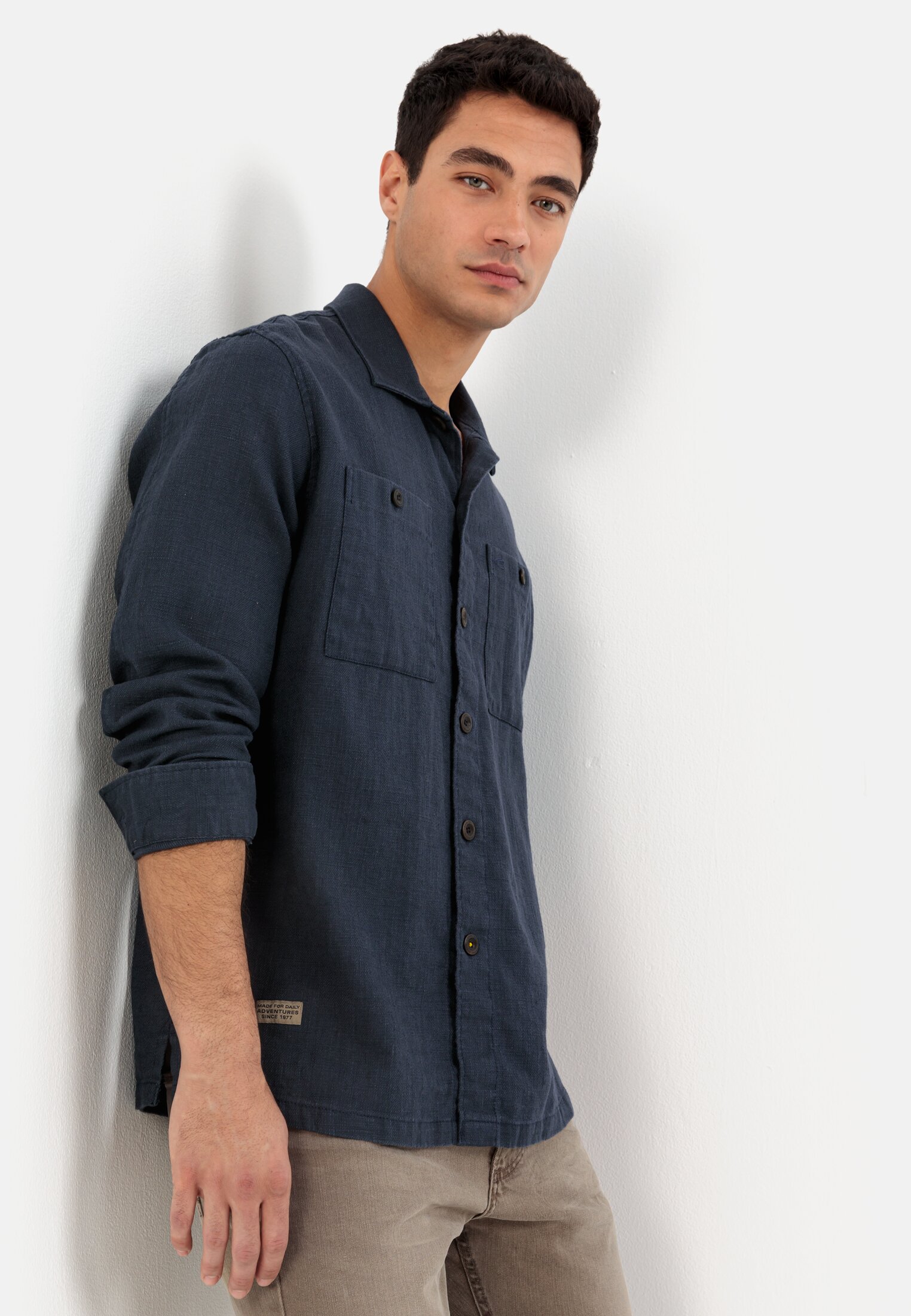 MI_09332-1S42-47_M4-00 Herren Overshirt aus einem Leinen-Baumwollmix Dunkelblau getragen emotional