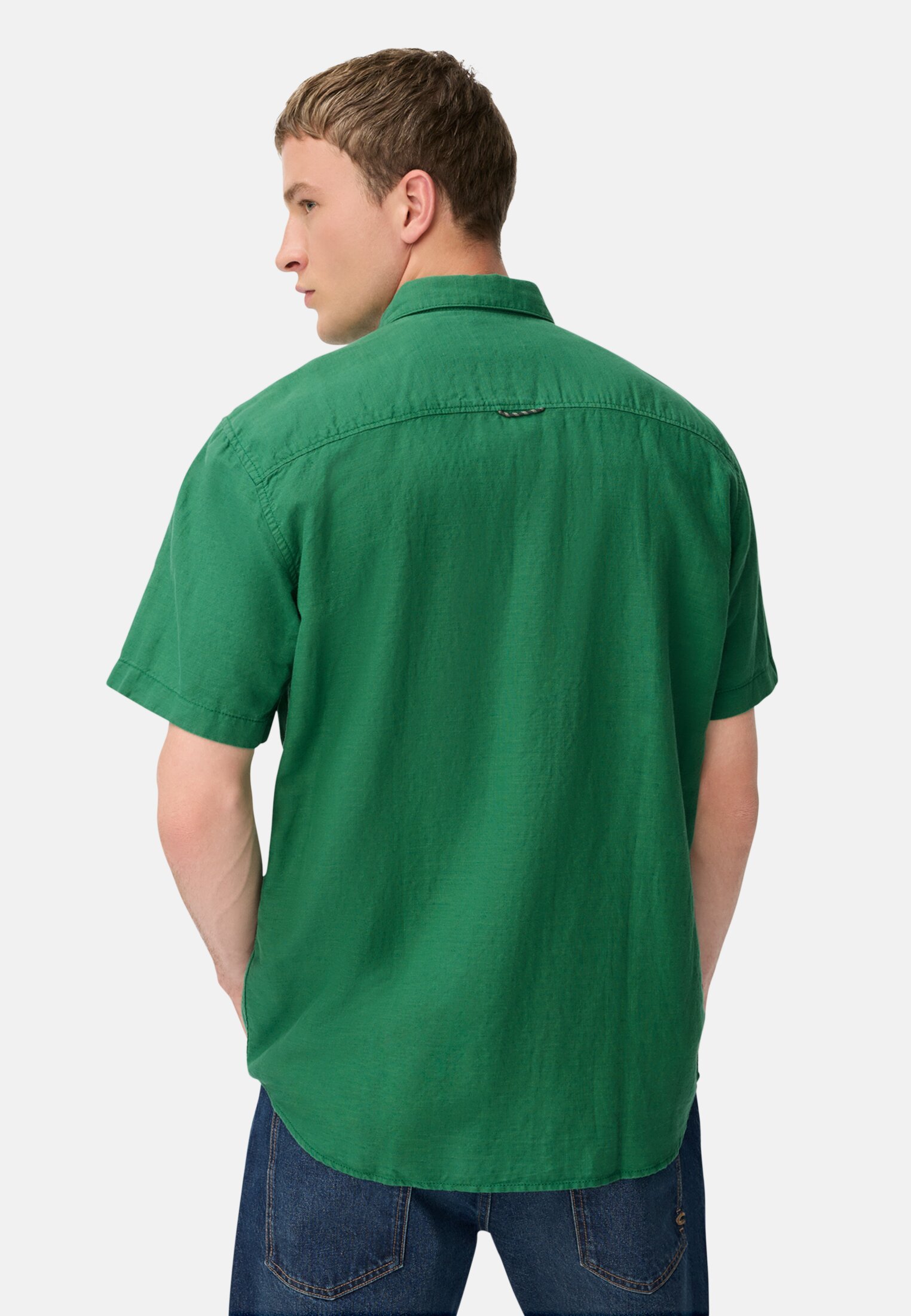 Men Short-sleeved shirt made of linen-cotton blend Fir green worn back