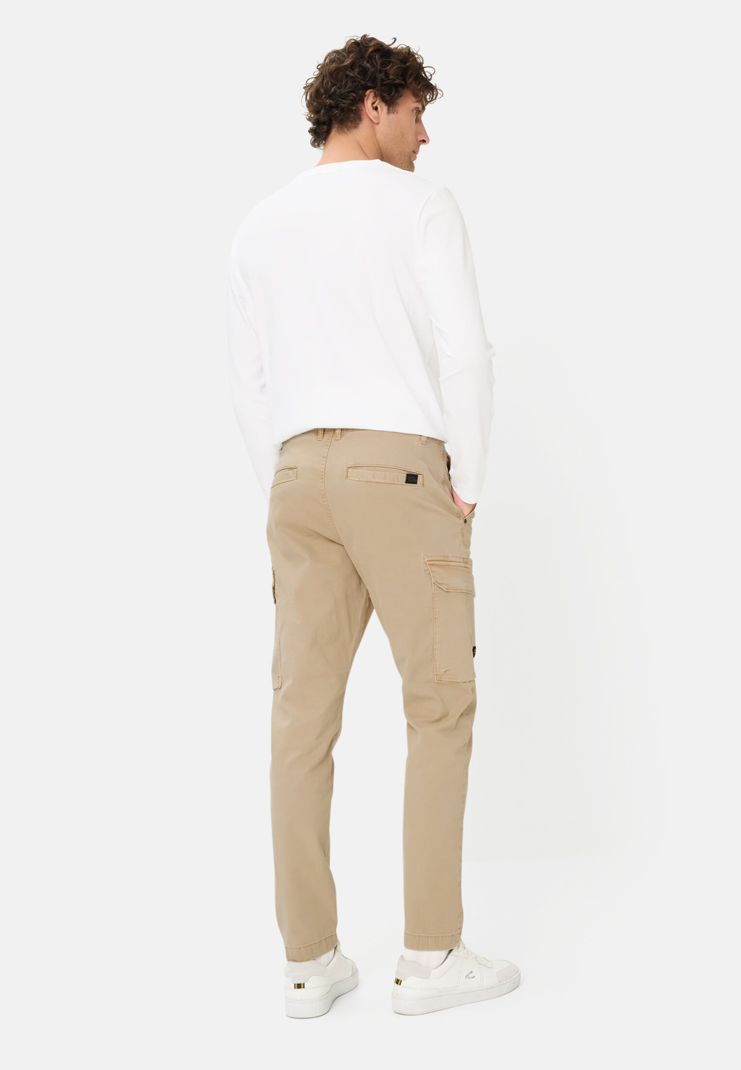 Heren Cargobroek met elastische tailleband Beige gedragen achter