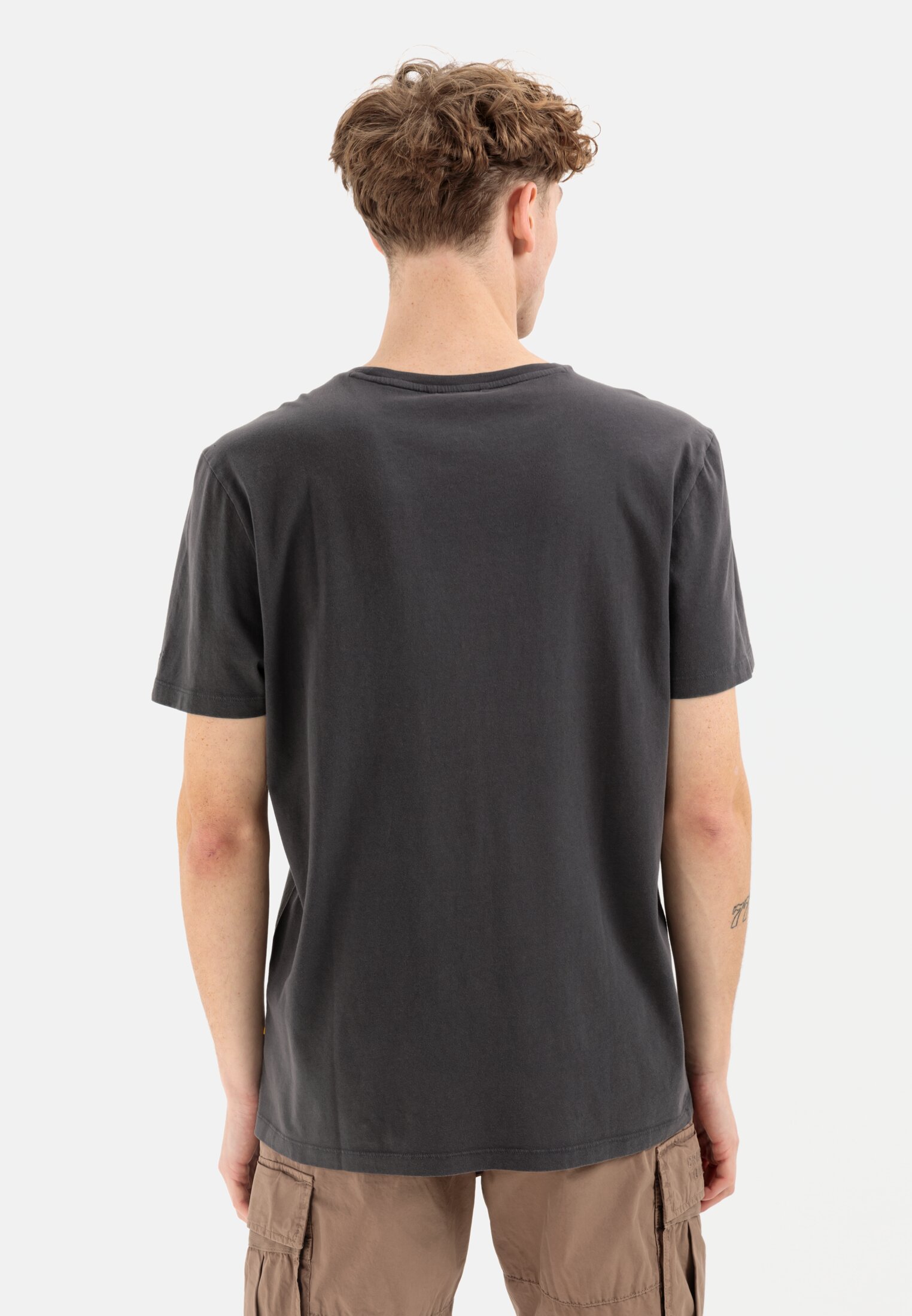 MI_409745-1T17-09_M2-00 Men Organic Cotton short sleeve T-Shirt Dark grey worn back