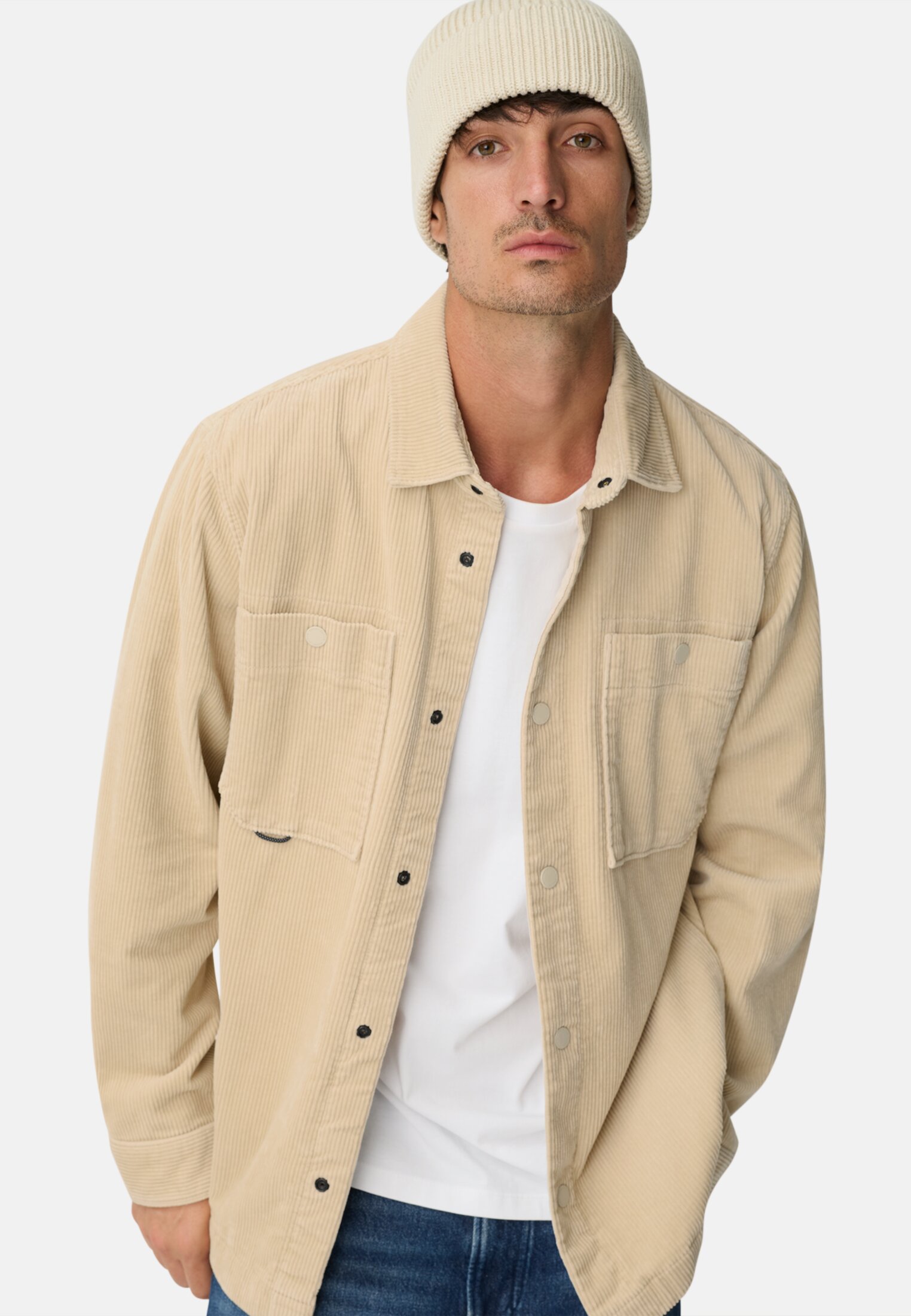 Herren Cord Overshirt mit Druckknöpfen Hafer getragen emotional