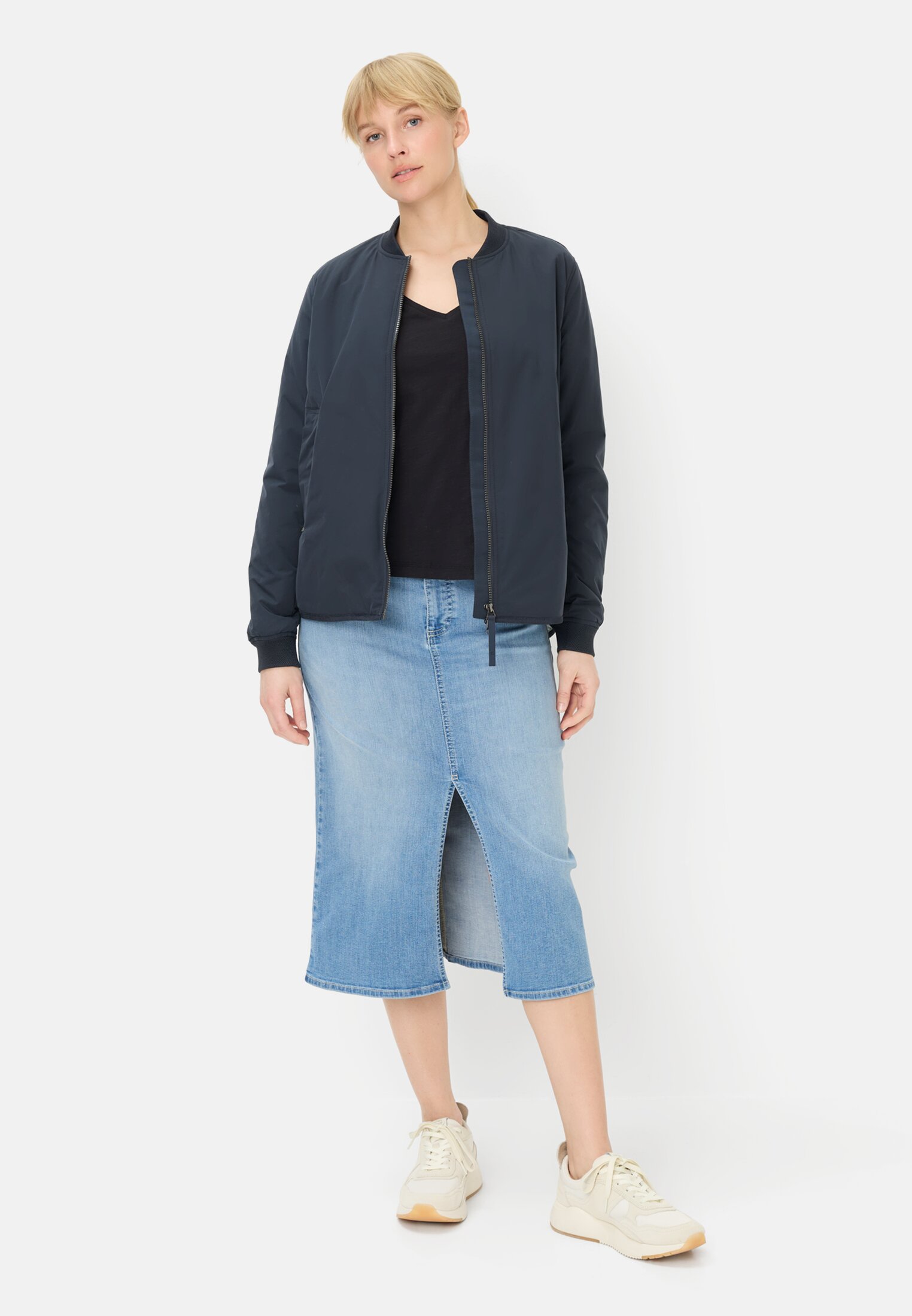 Damen T-Shirt aus 100% Baumwolle Kaviar getragen vorne Ganzkörper