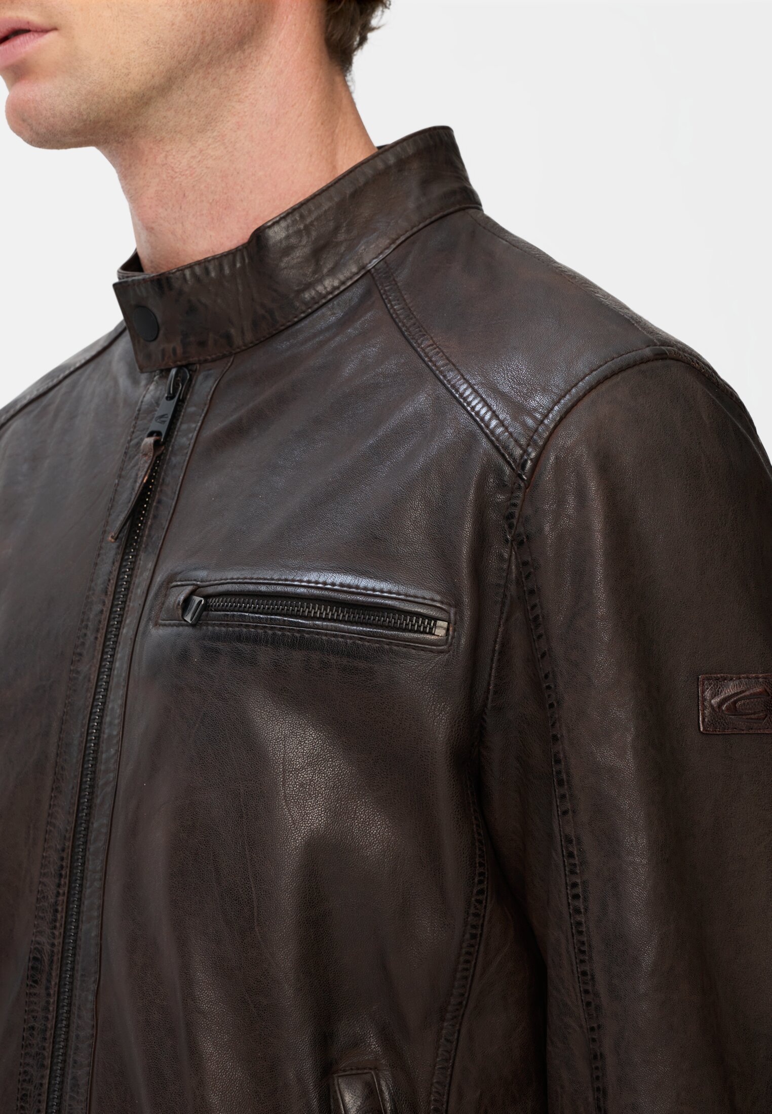 Herren Gefütterte Lederjacke mit zwei Innentaschen Dunkelbraun getragen detailliert nah