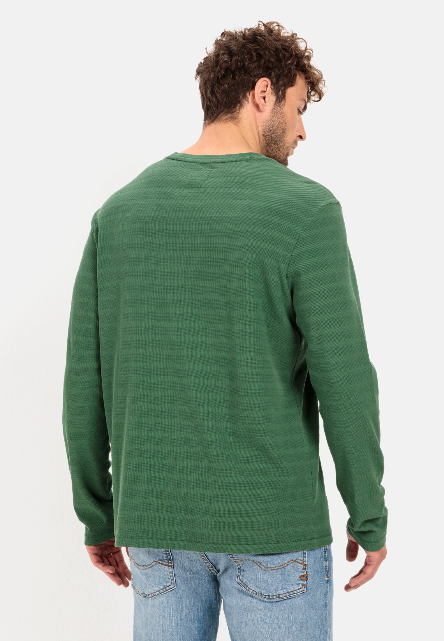 Herren Langarm Henleyshirt aus reiner Baumwolle Grün getragen hinten