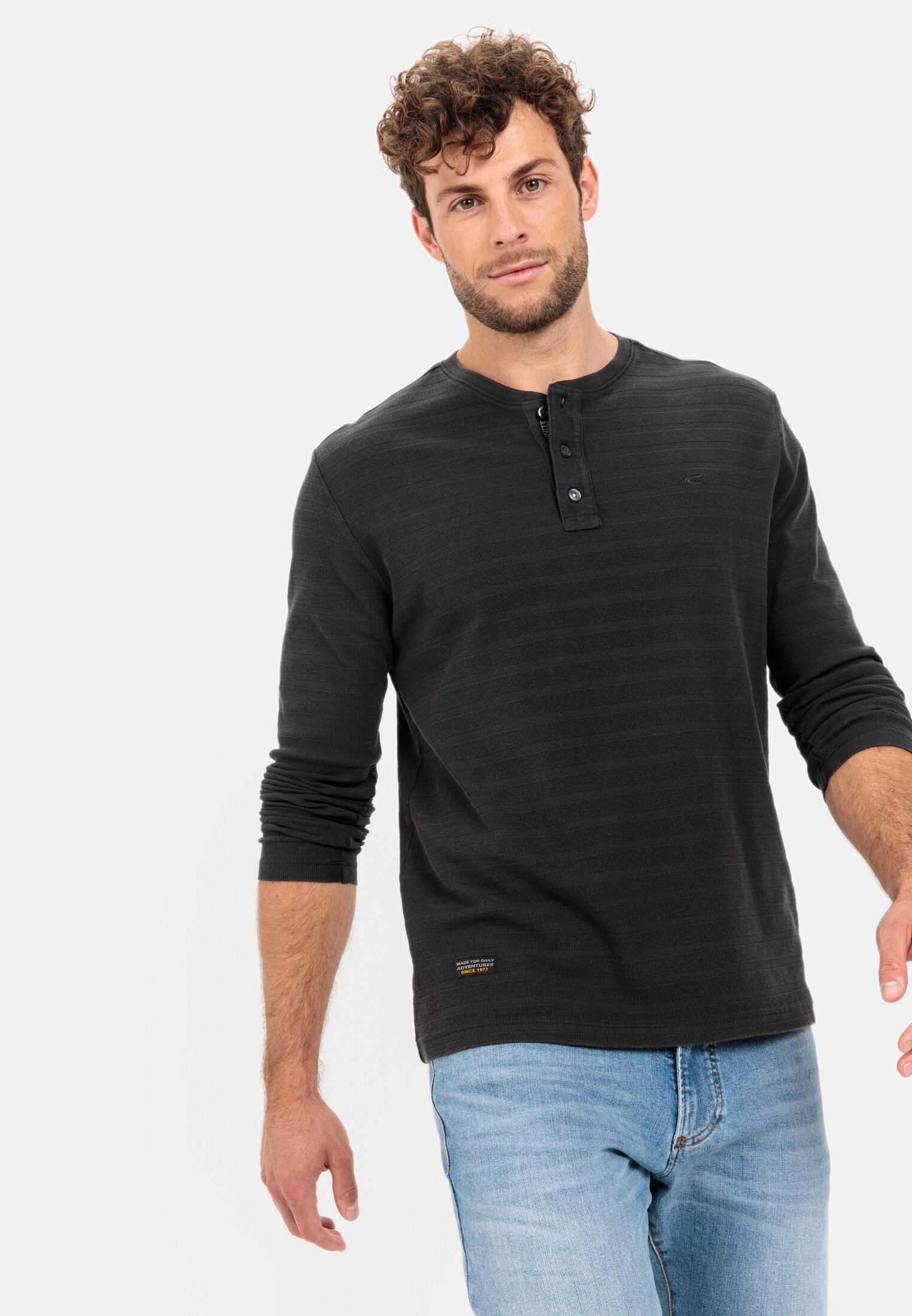 Herren Langarm Henleyshirt aus reiner Baumwolle Schwarz getragen emotional