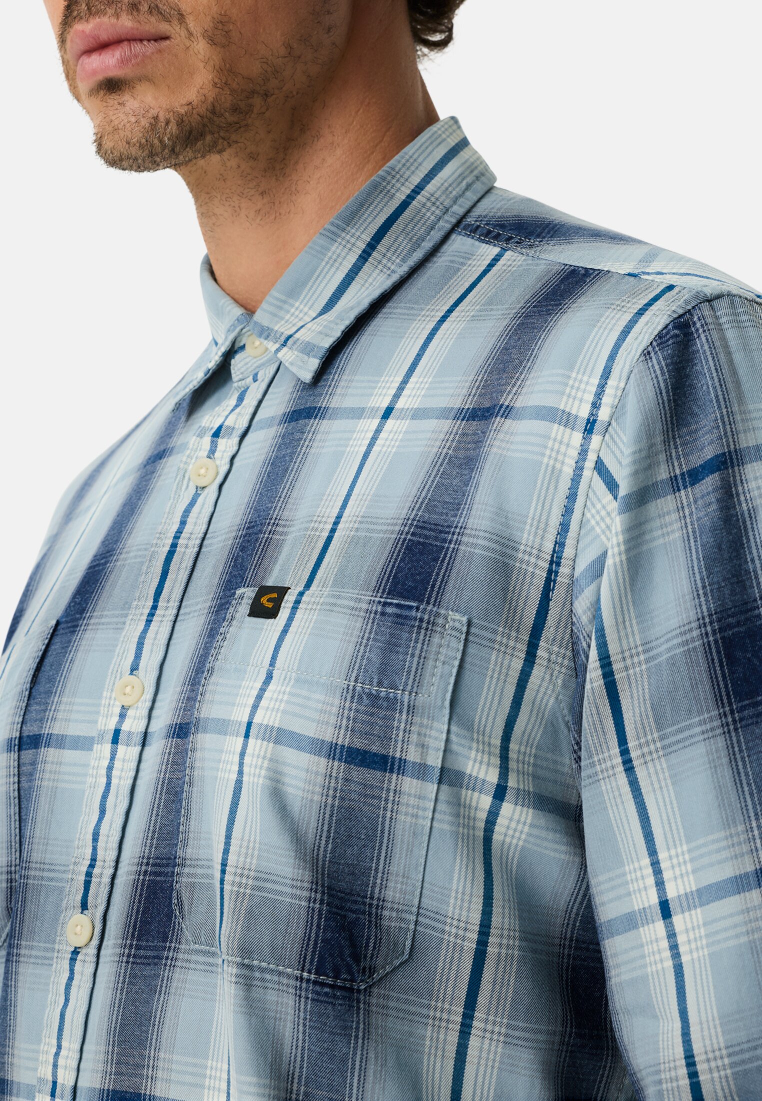 Heren Overhemd met lange mouwen en borstzakje Lichtblauw gedragen detail dichtbij  