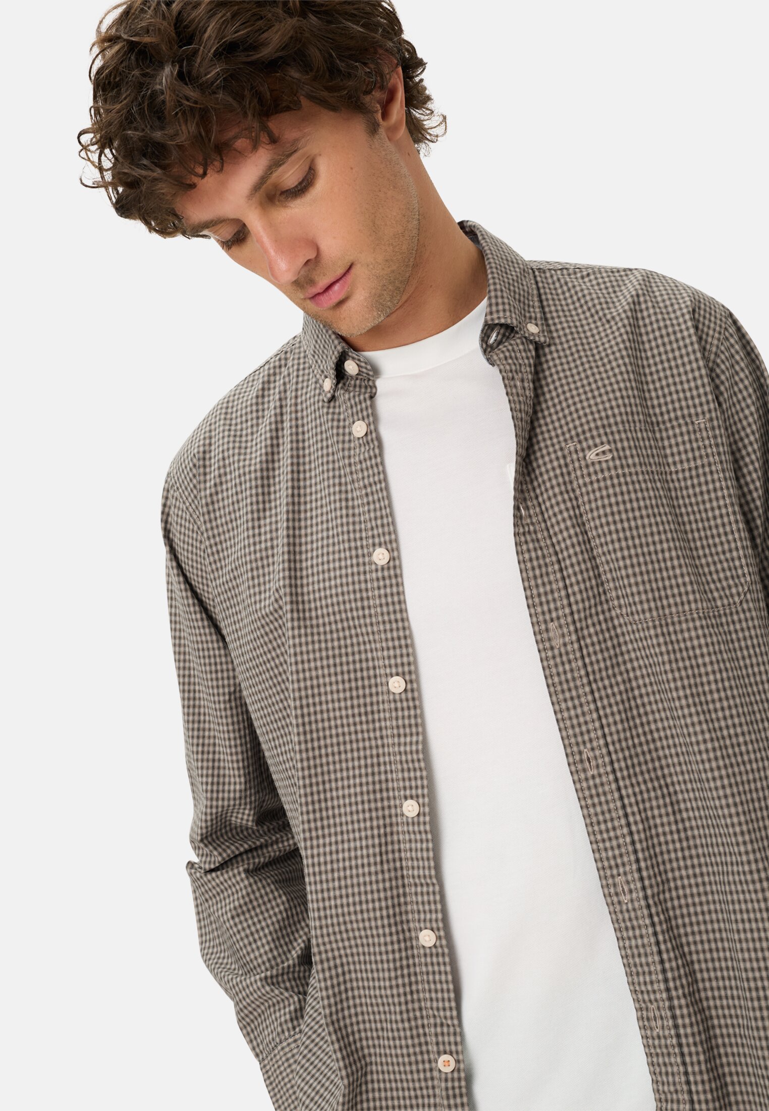 Herren Langarmhemd mit Brusttasche Olivgrün getragen emotional