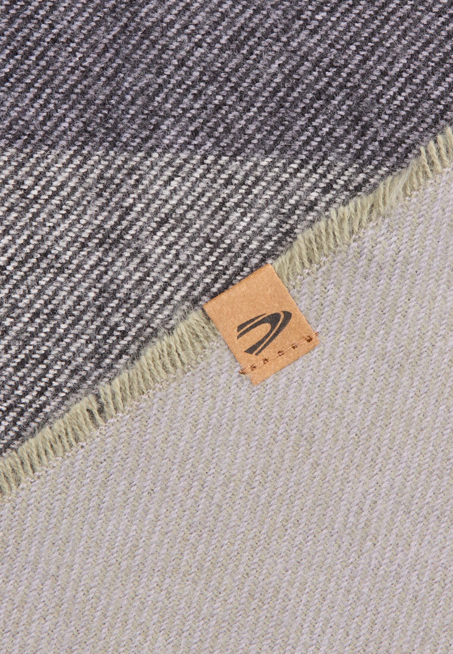 Damen Schal aus recyceltem Polyester Lila hinten nah