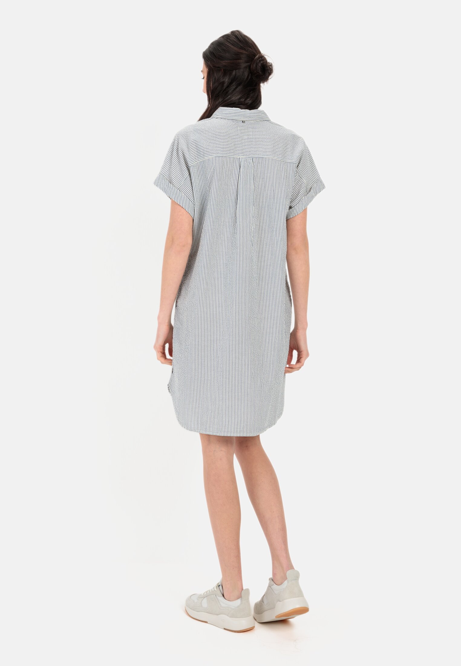 Damen Gestreiftes Schlupfkleid aus leichter Baumwolle Blau-Weiß getragen hinten