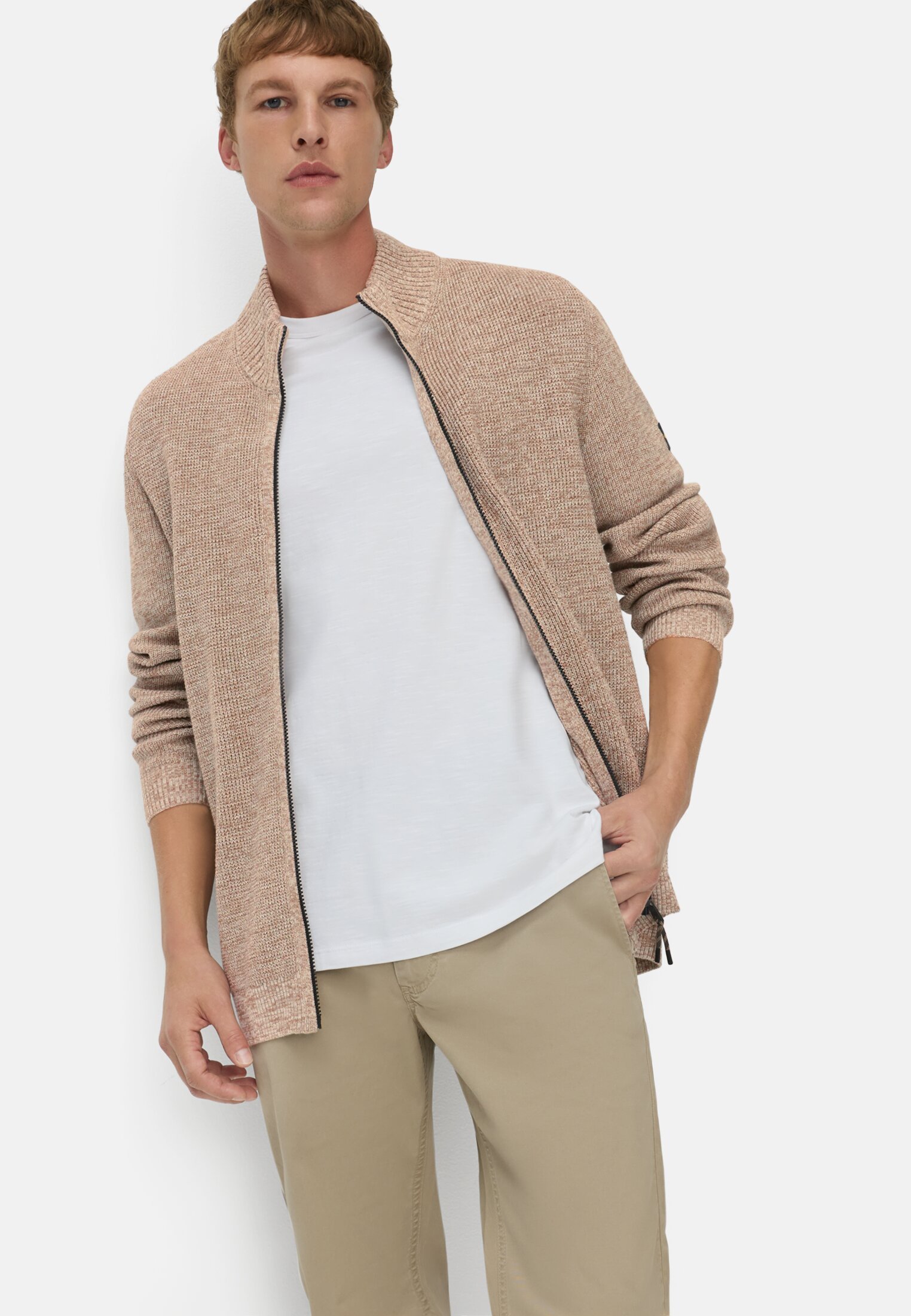 Men Knitted Cardigan made from a soft cotton blend Oats worn emotional