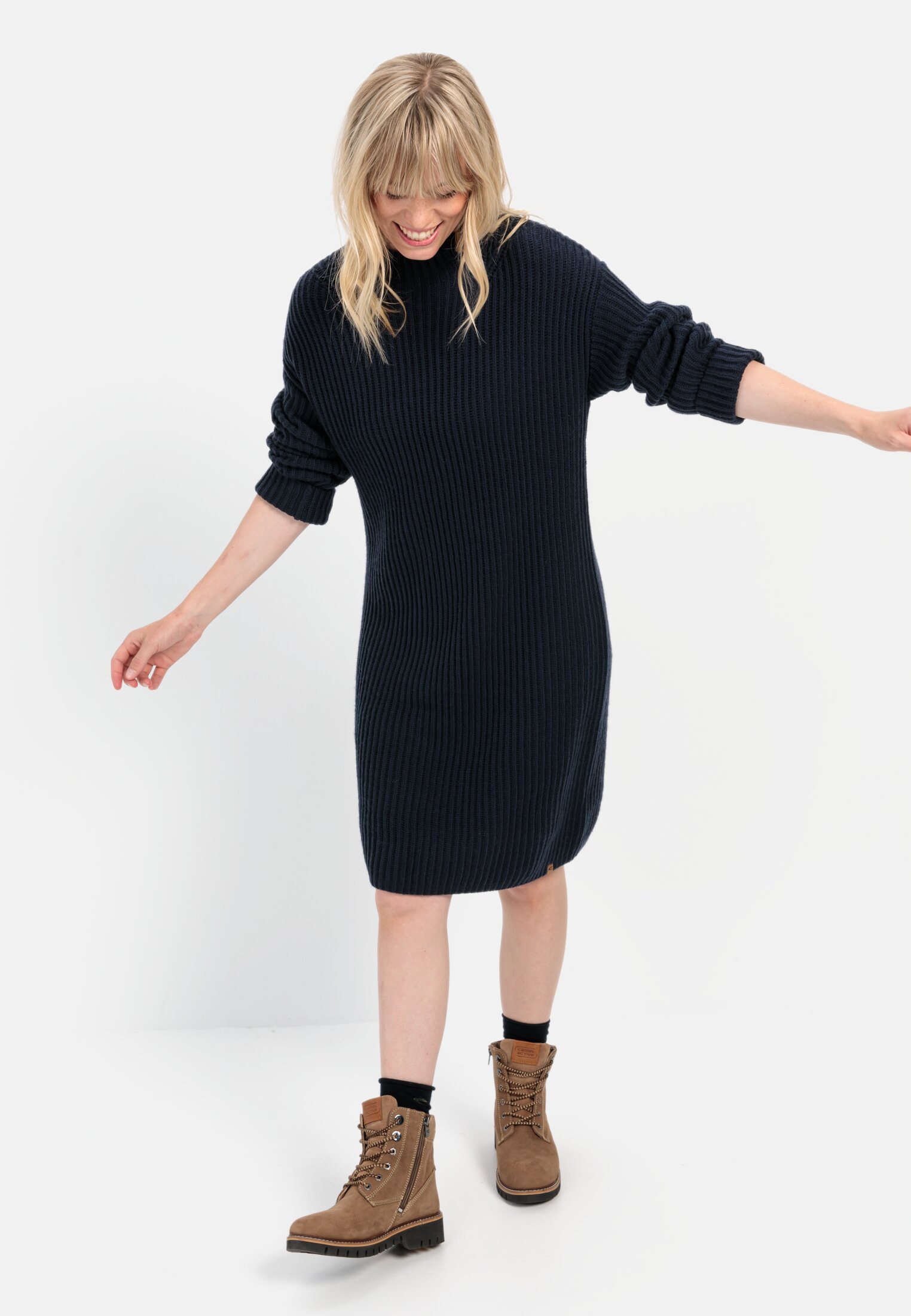 Damen Strickkleid mit Stehkragen Dunkelblau getragen vorne Ganzkörper