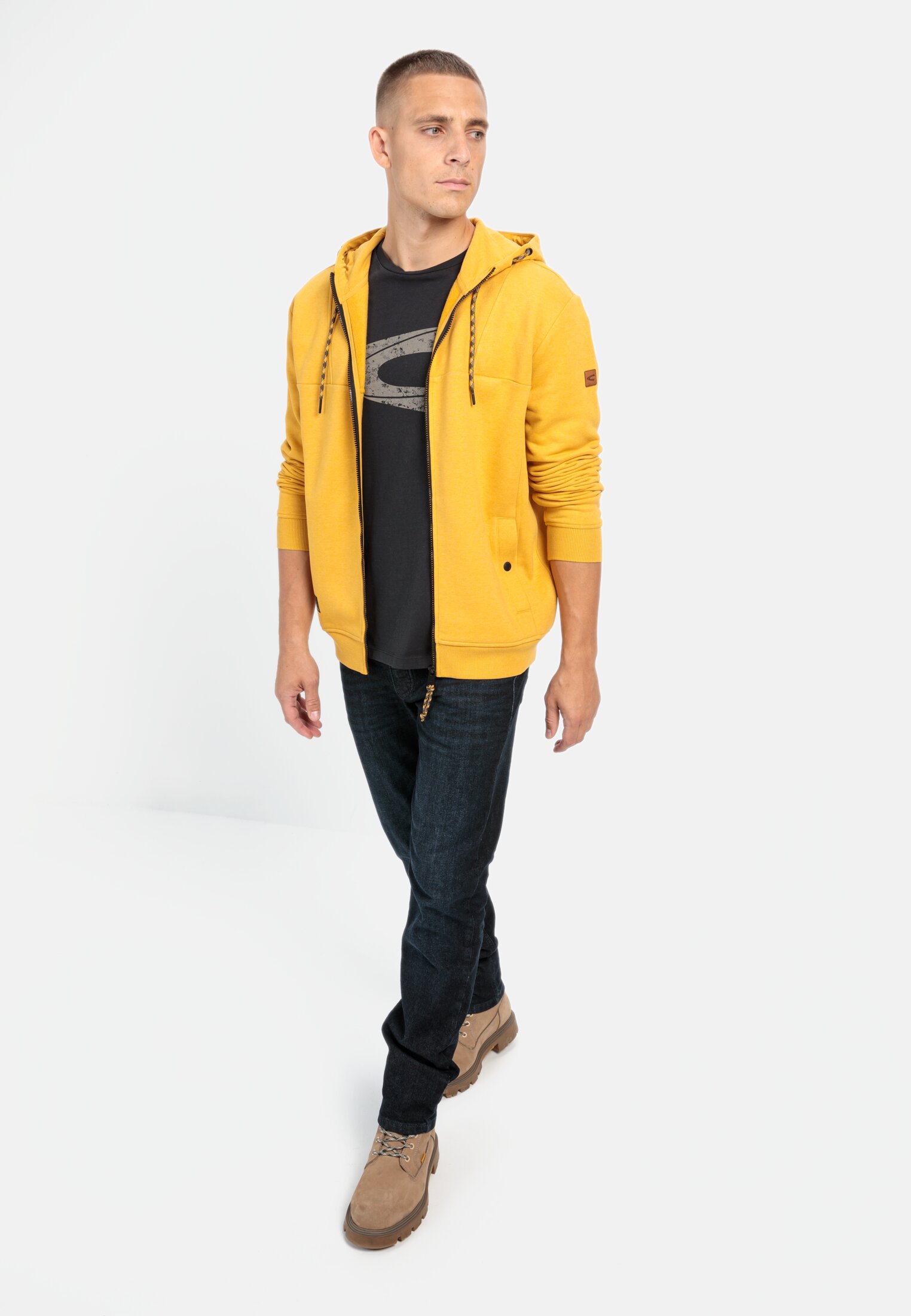 Herren Sweatjacke aus einem Organic Cotton mix Gelb getragen vorne Ganzkörper