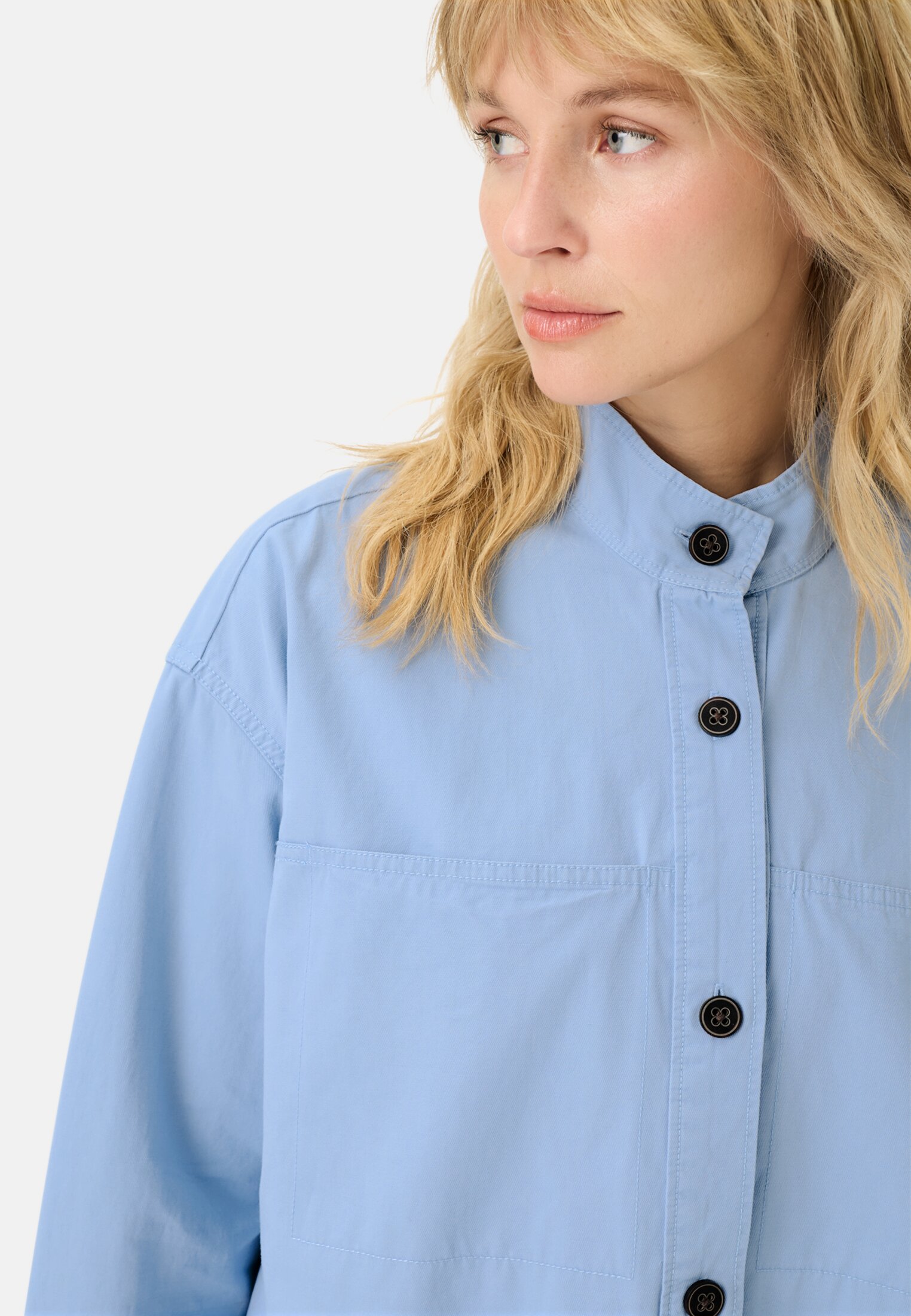 Damen Langarmbluse mit Stehkragen Hellblau getragen detailliert nah