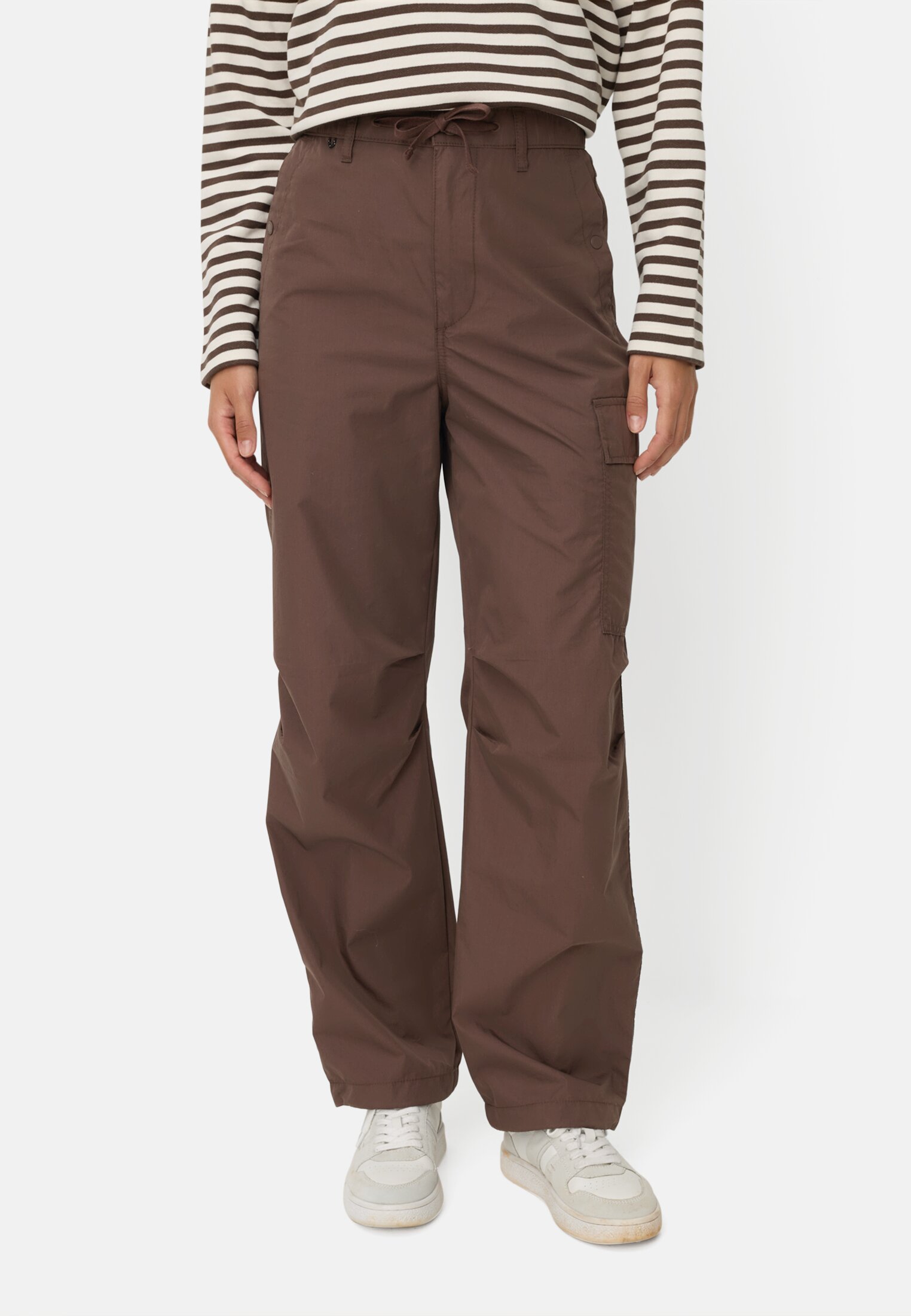 Damen Cargo Hose mit Tunnelzug Braun getragen vorn