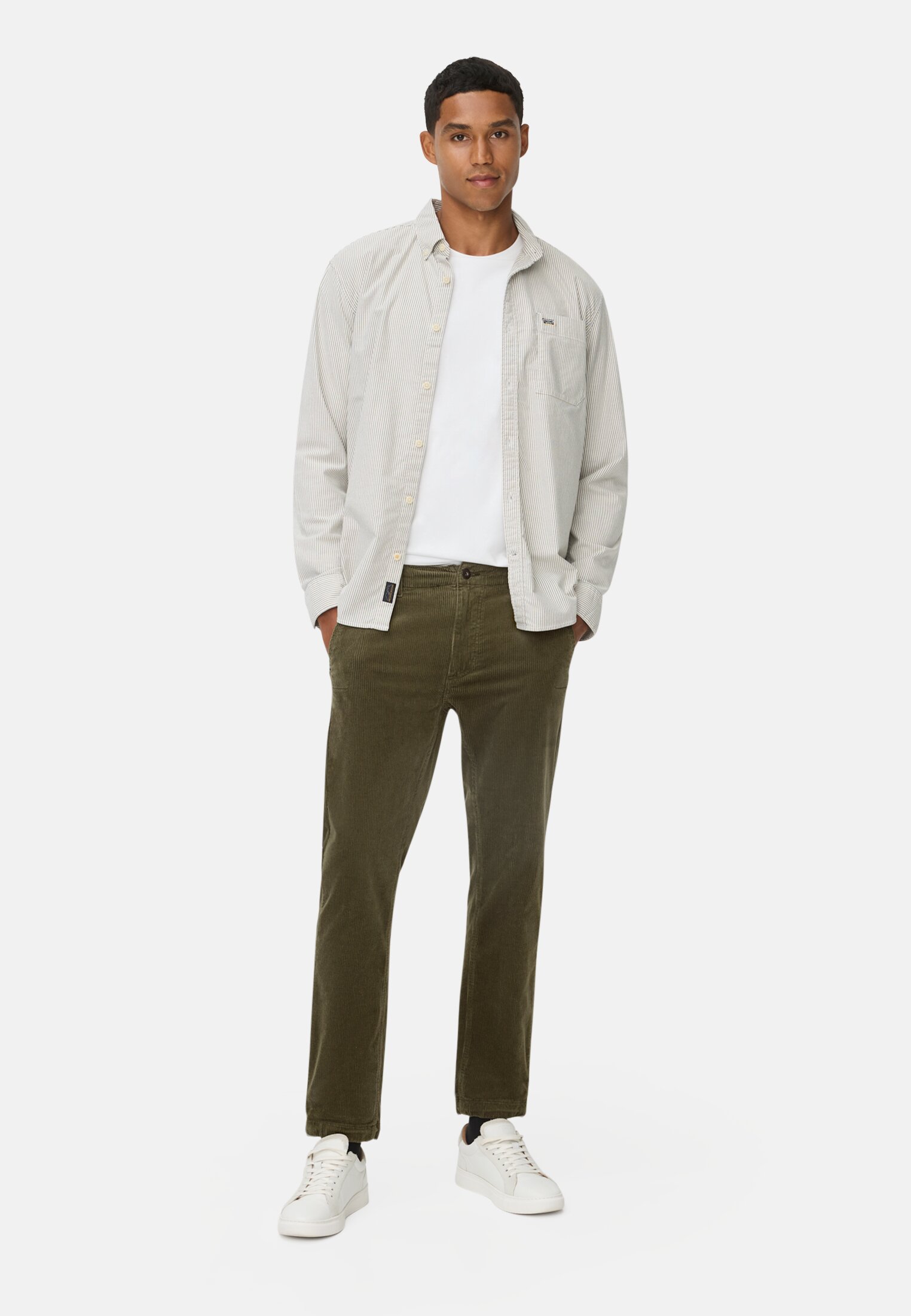 Herren Regular Fit Chino Hose aus Cord Waldgrün getragen vorne Ganzkörper