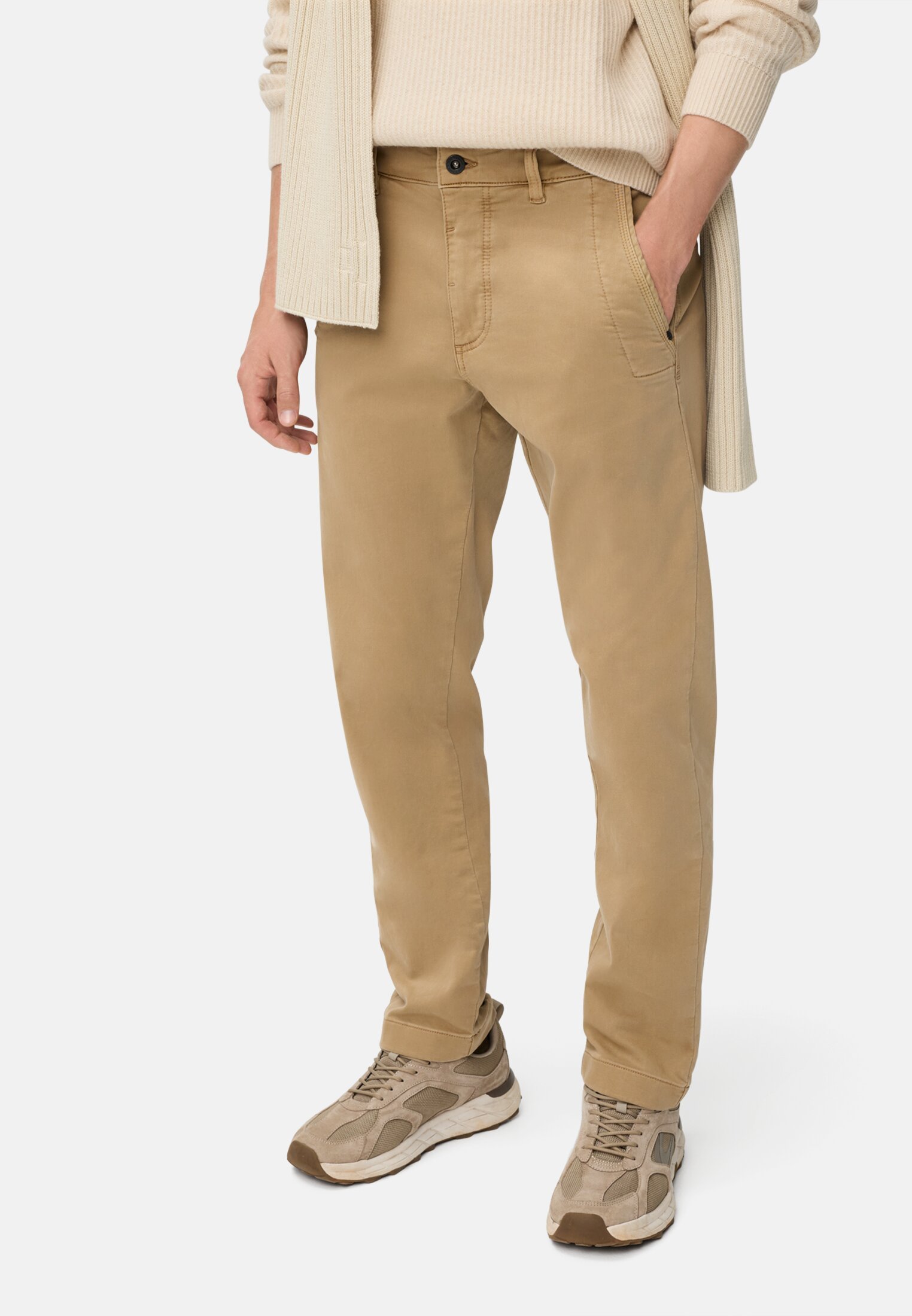 Heren fleXXXactive® chino regular fit gemaakt van katoenmix Beige gedragen voor