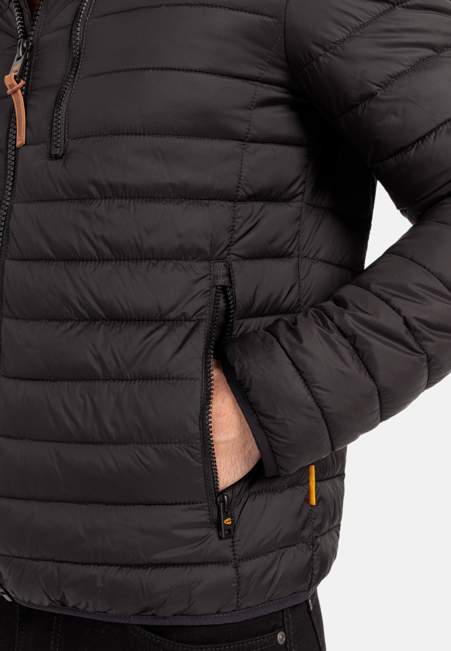 Men Downfree quilted jacket from recycled polyester Black worn detail close