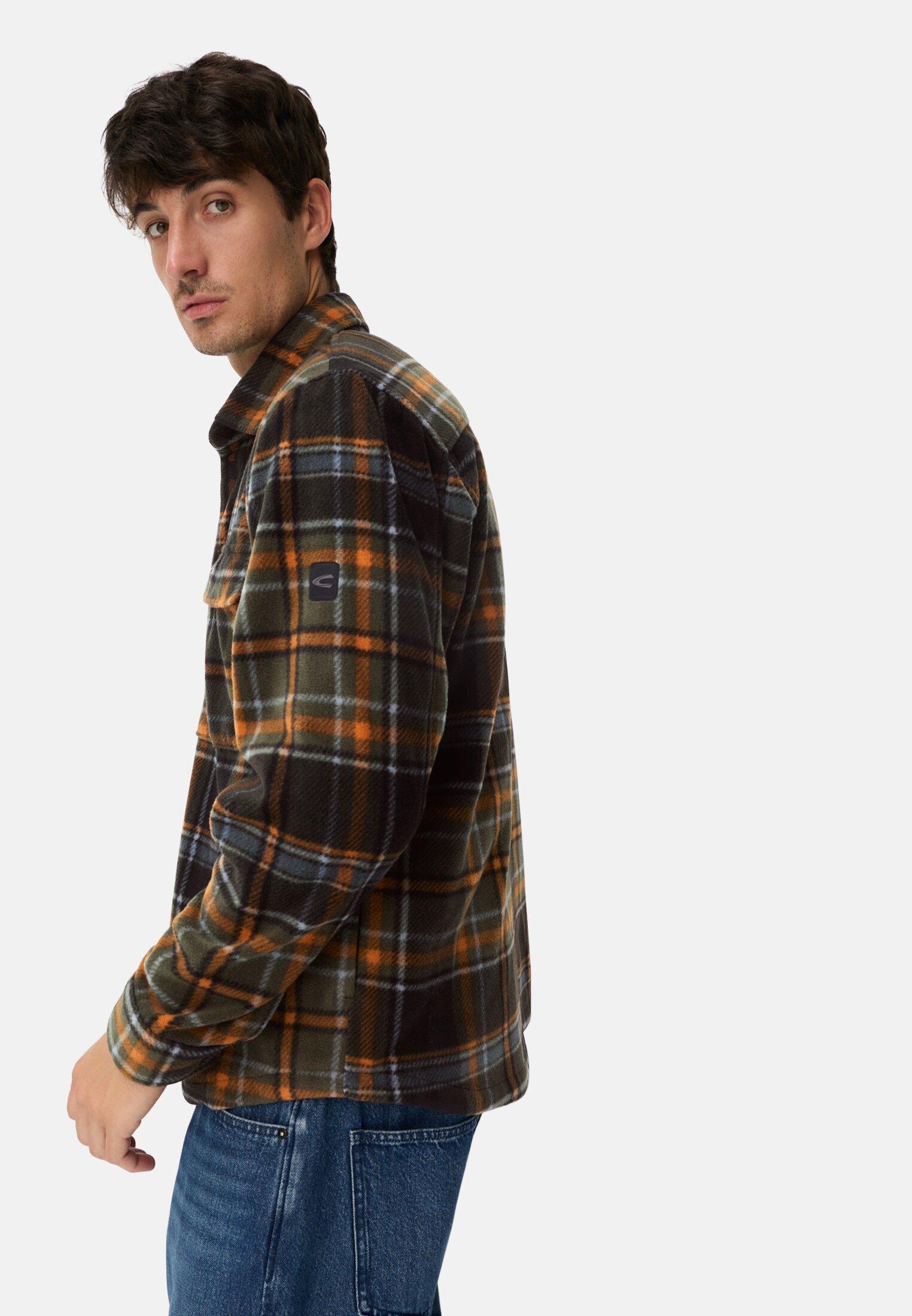 Herren Overshirt mit Seitentaschen Zimt getragen emotional