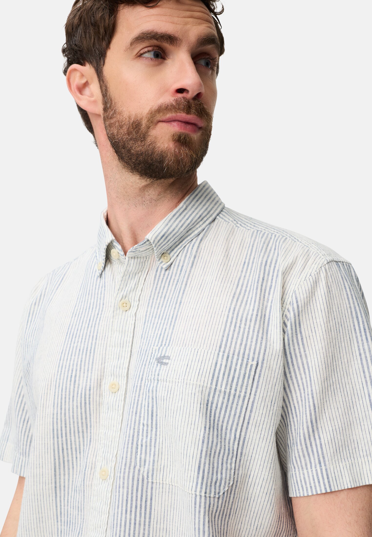 Herren Kurzarmhemd aus Leinenmix Indigoblau getragen detailliert nah