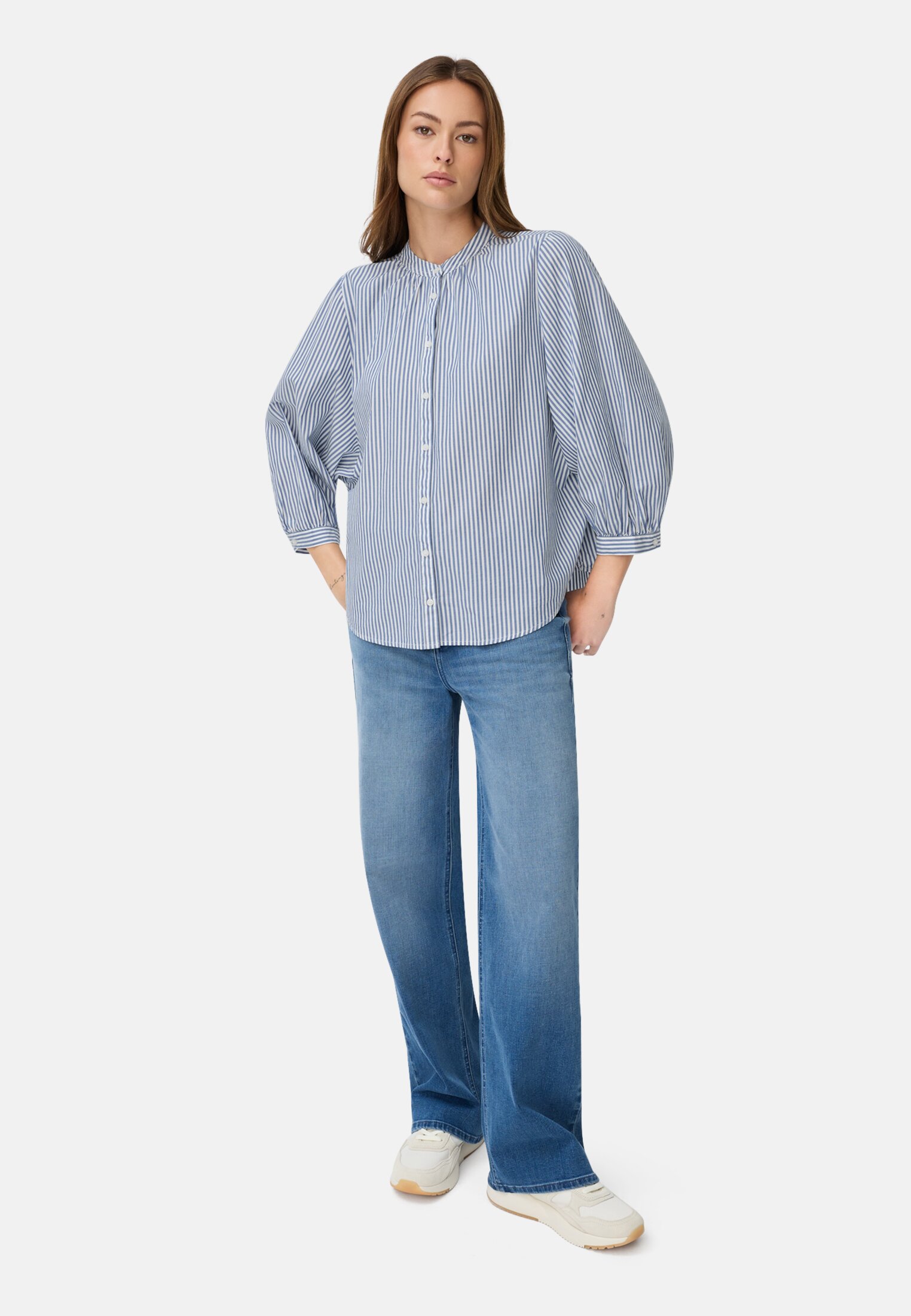 Damen Bluse aus reiner Baumwolle Blau gestreift getragen vorne Ganzkörper