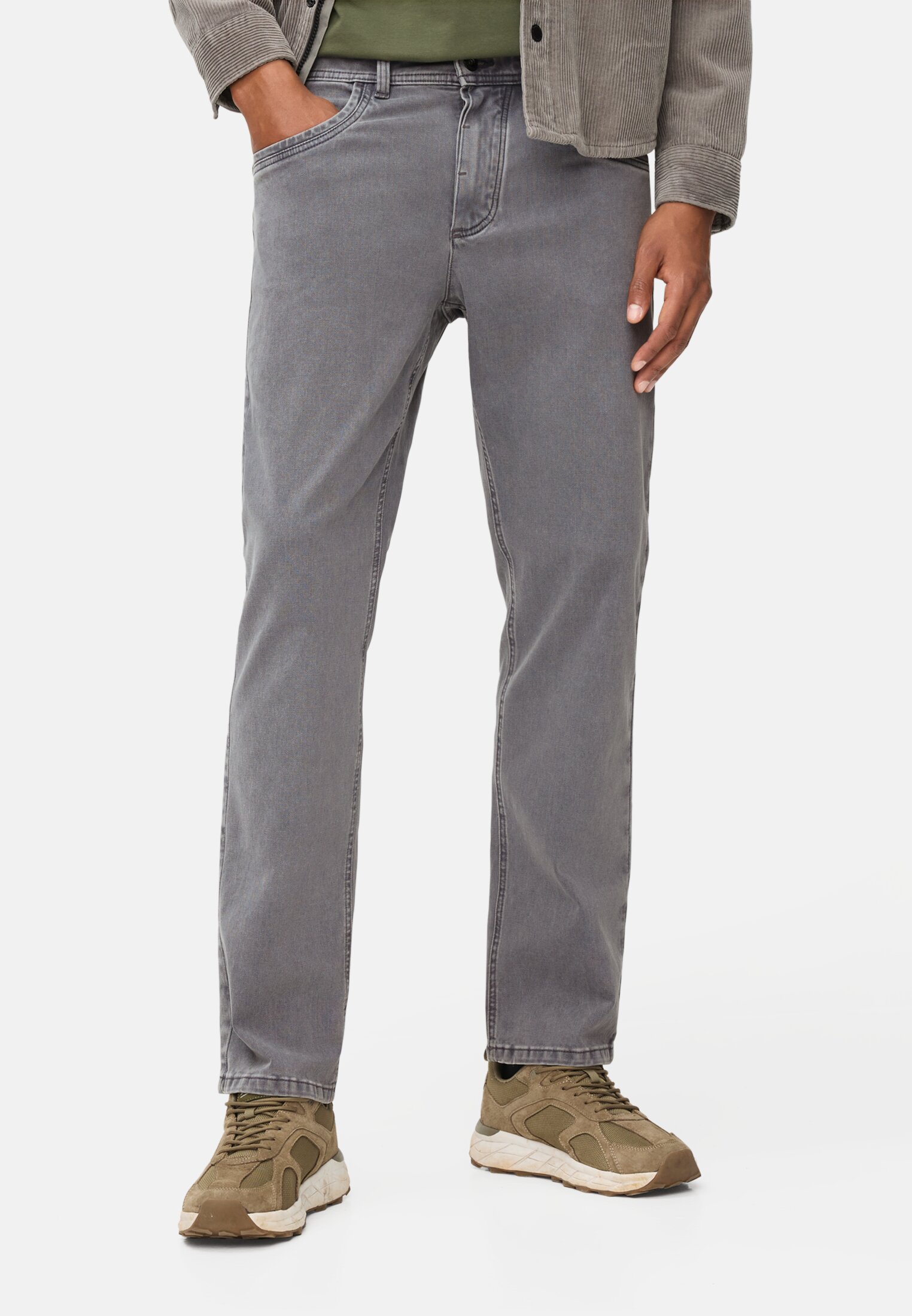 Heren 5-Pocket Relaxed Fit Broek gemaakt van een katoen mix Steengrijs gedragen voor