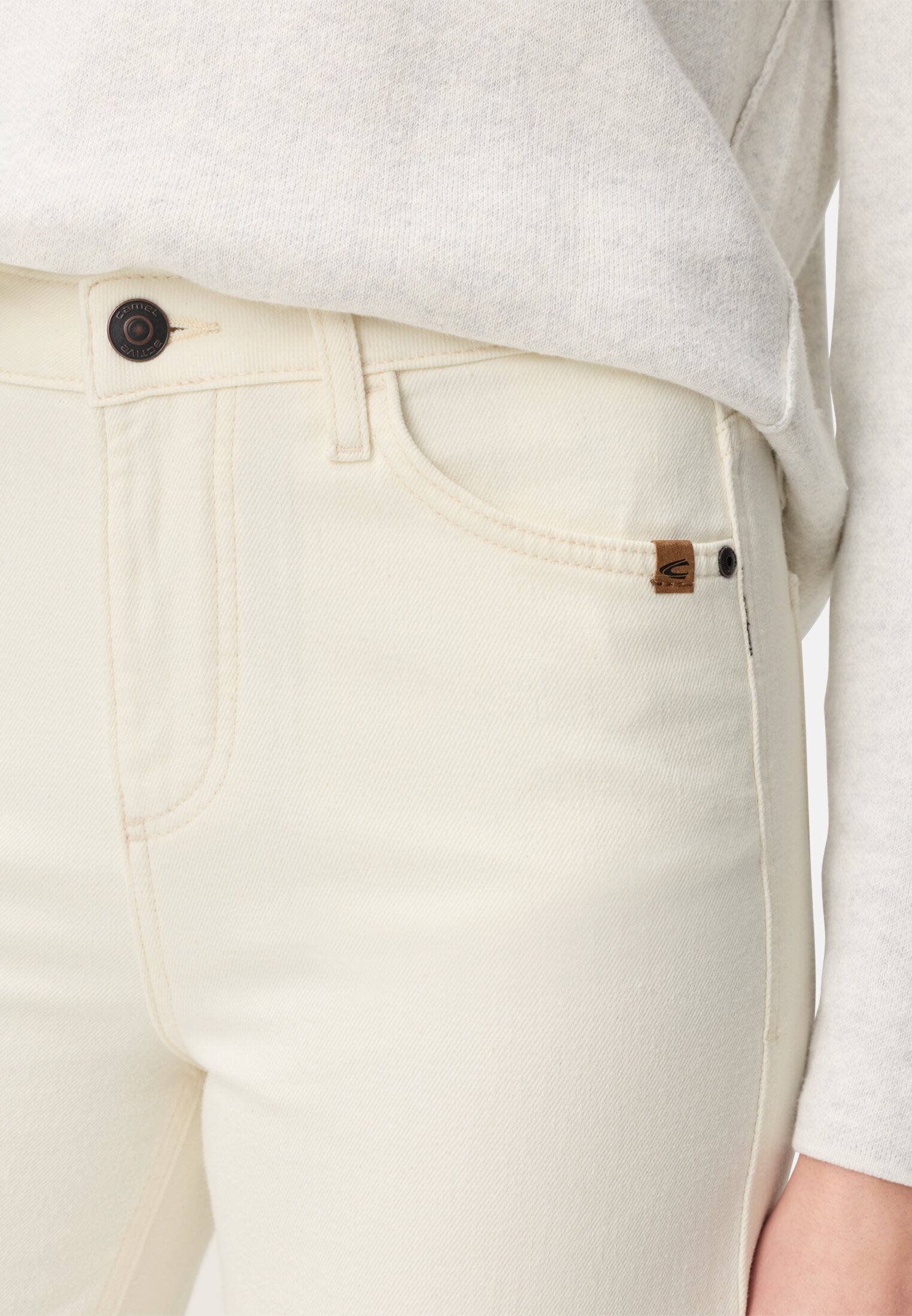 Damen 5 Pocket Wide Leg Denim Milchweiß getragen detailliert nah