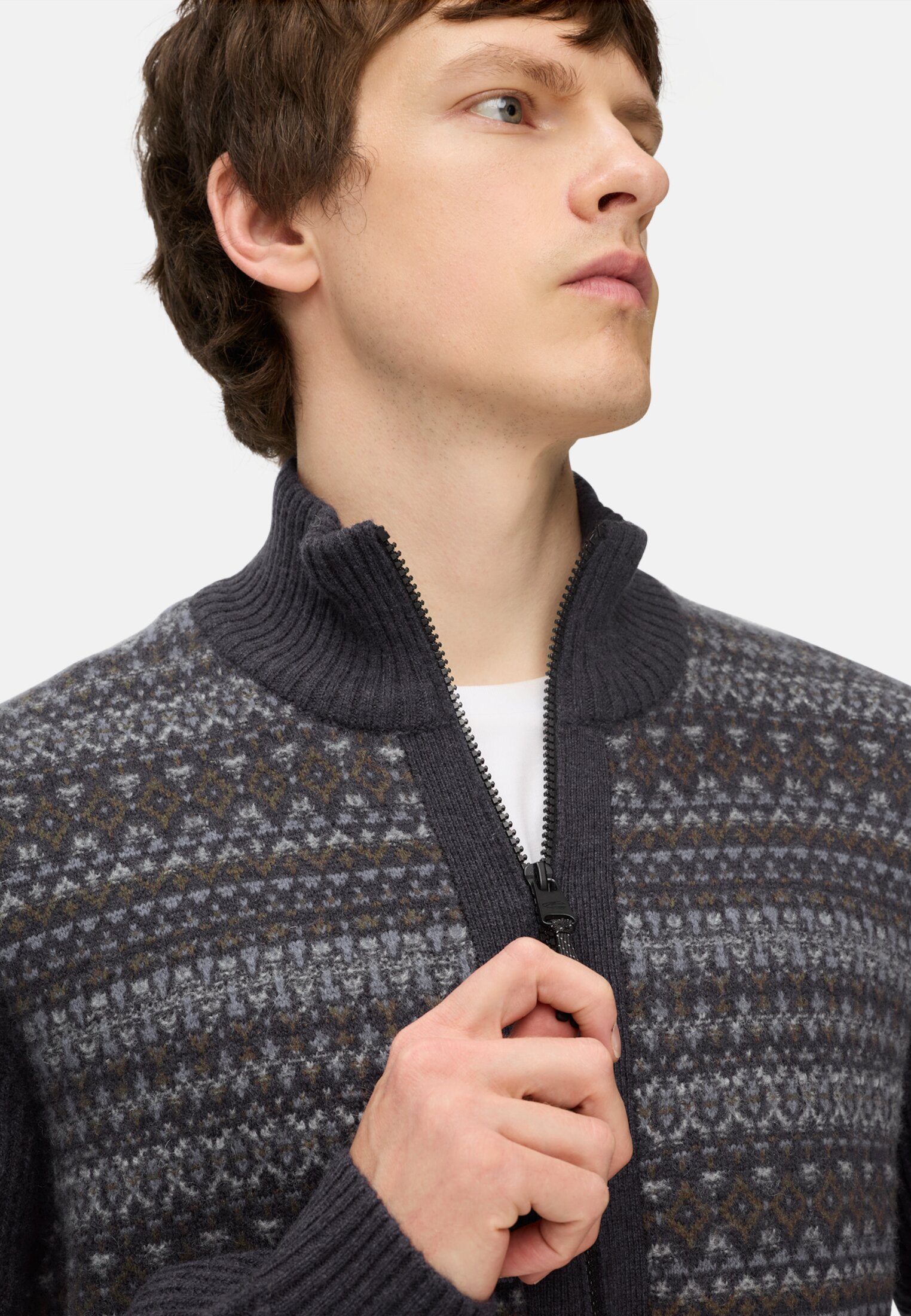 Strickjacke mit Stehkragen Navyblau getragen detailliert nah
