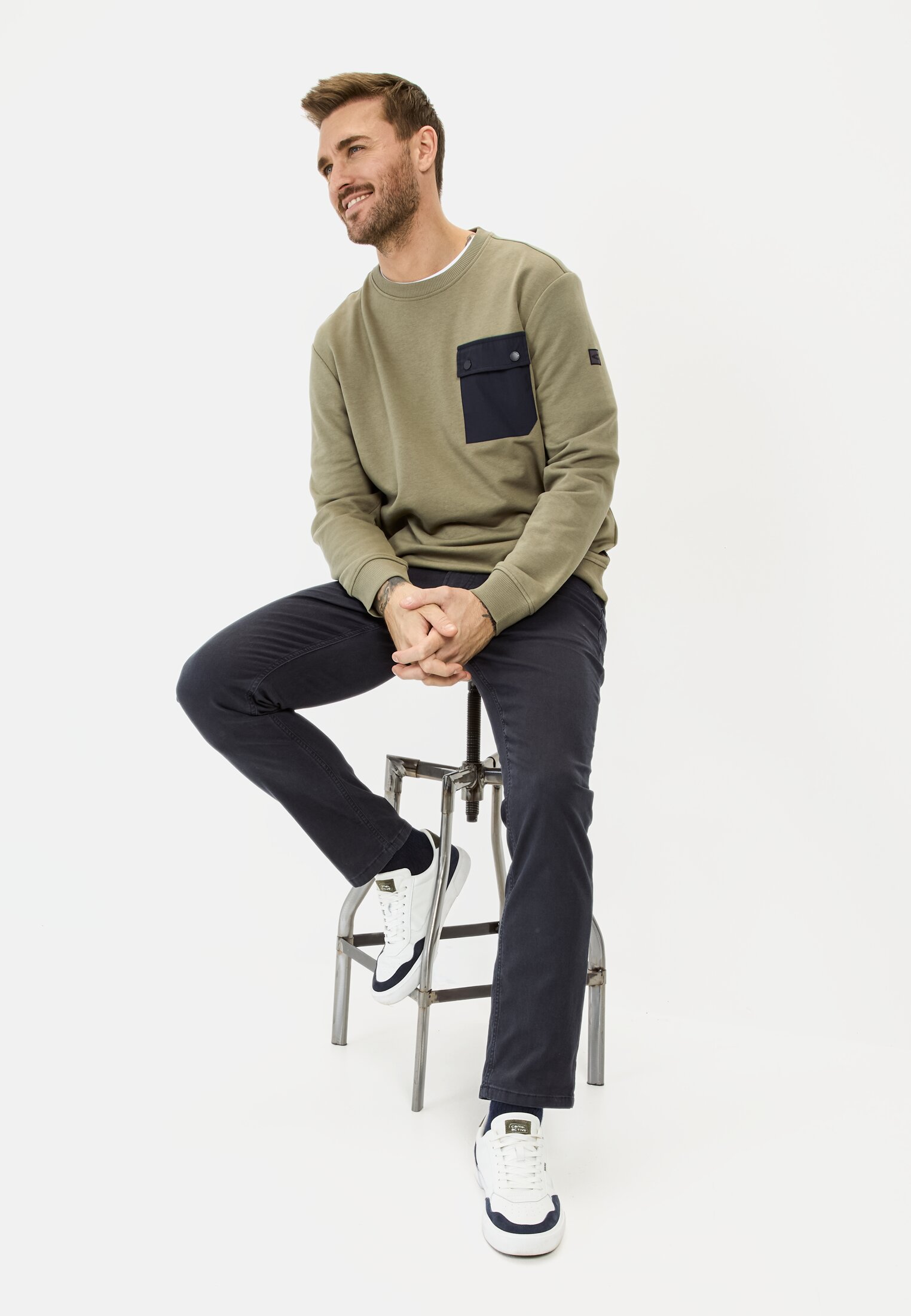 Herren Regular Fit 5-Pocket Hose Dunkelblau getragen emotional