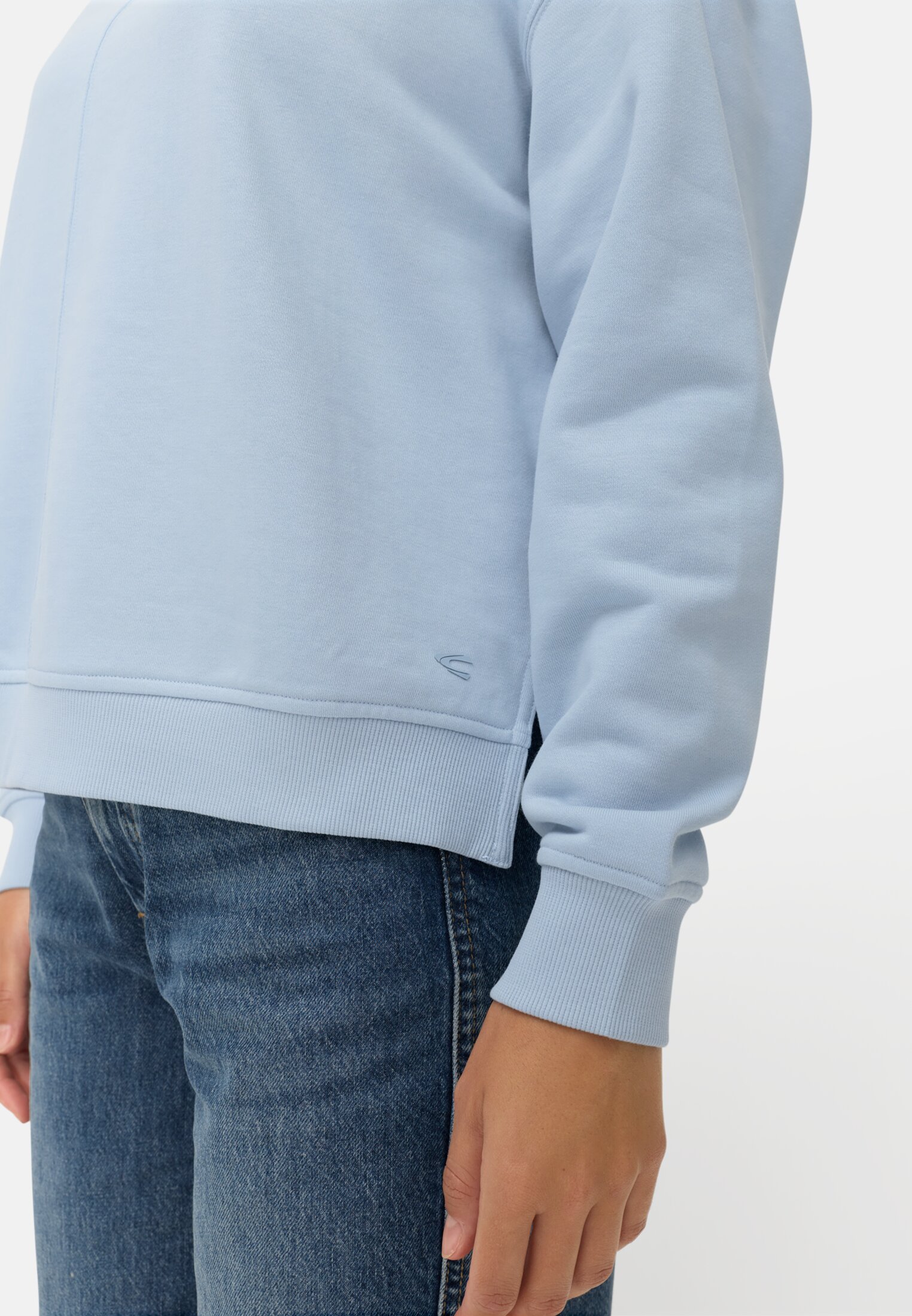 Damen Sweatshirt aus Baumwollgemisch Hellblau getragen detailliert nah