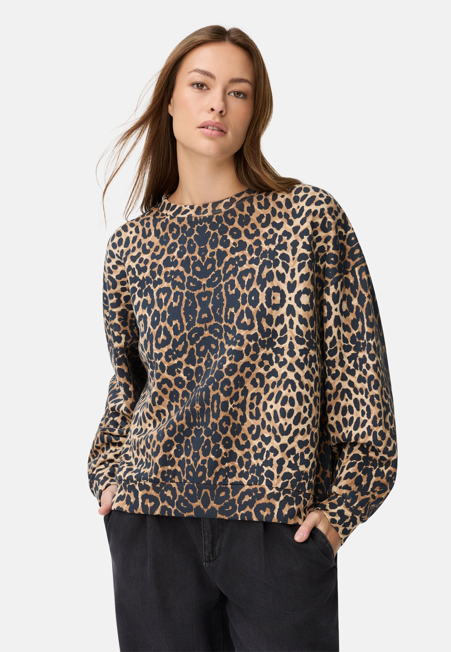 Women Oversized sweatshirt made of pure cotton Leo worn front