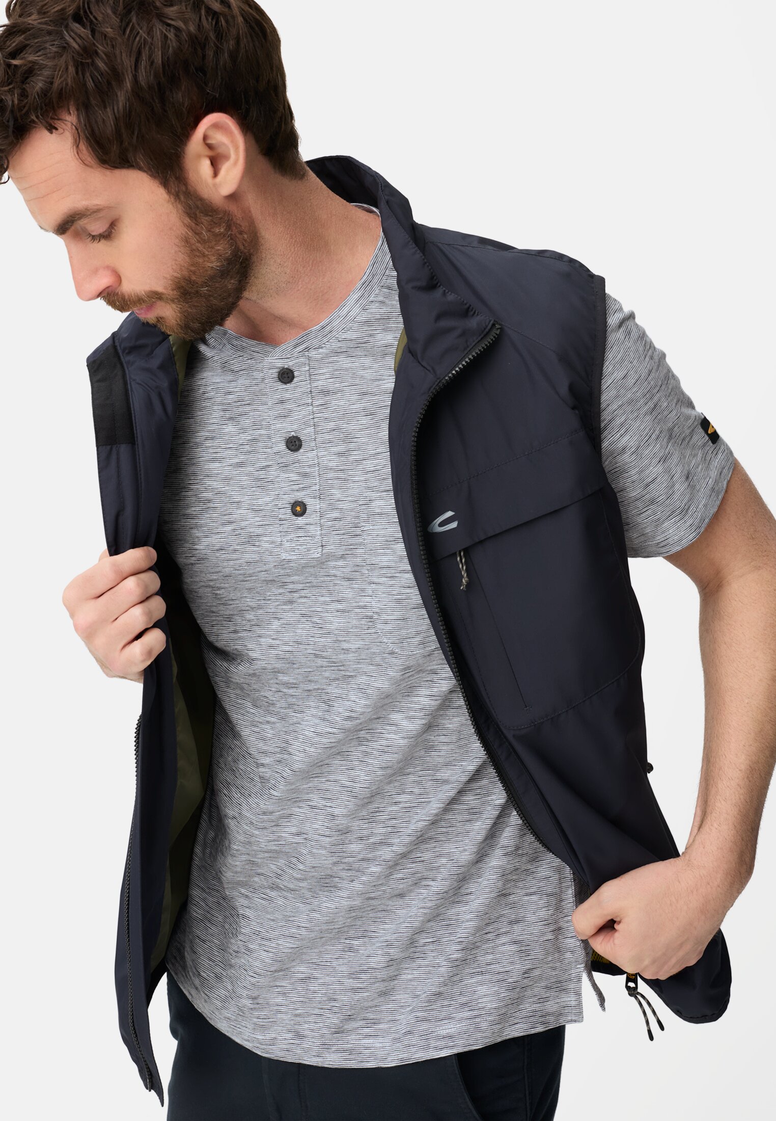 Herren T-Shirt mit Knopfleiste Weiß getragen emotional