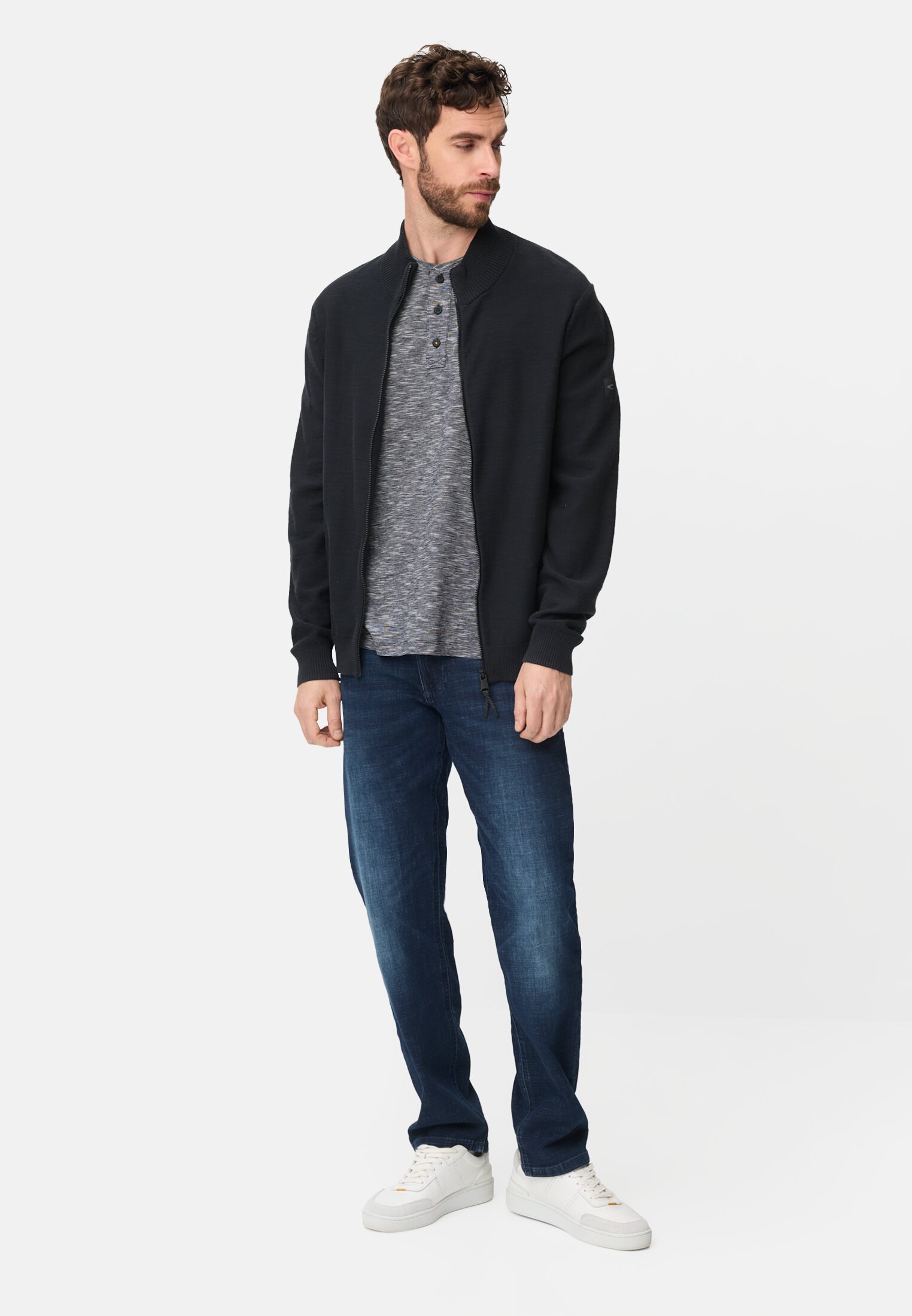 Herren T-Shirt mit Knopfleiste Dunkelblau getragen vorne Ganzkörper